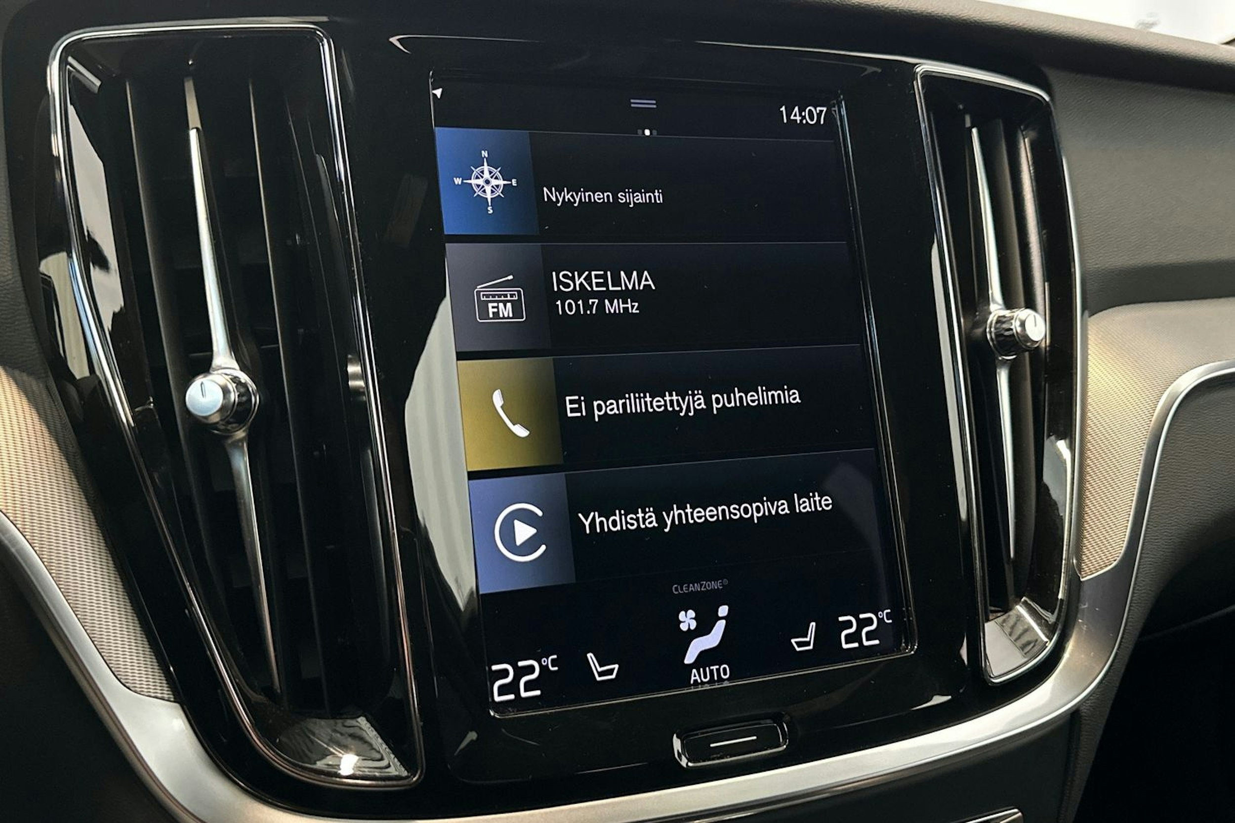 harmaa Volvo V60 2022 kuva 18.