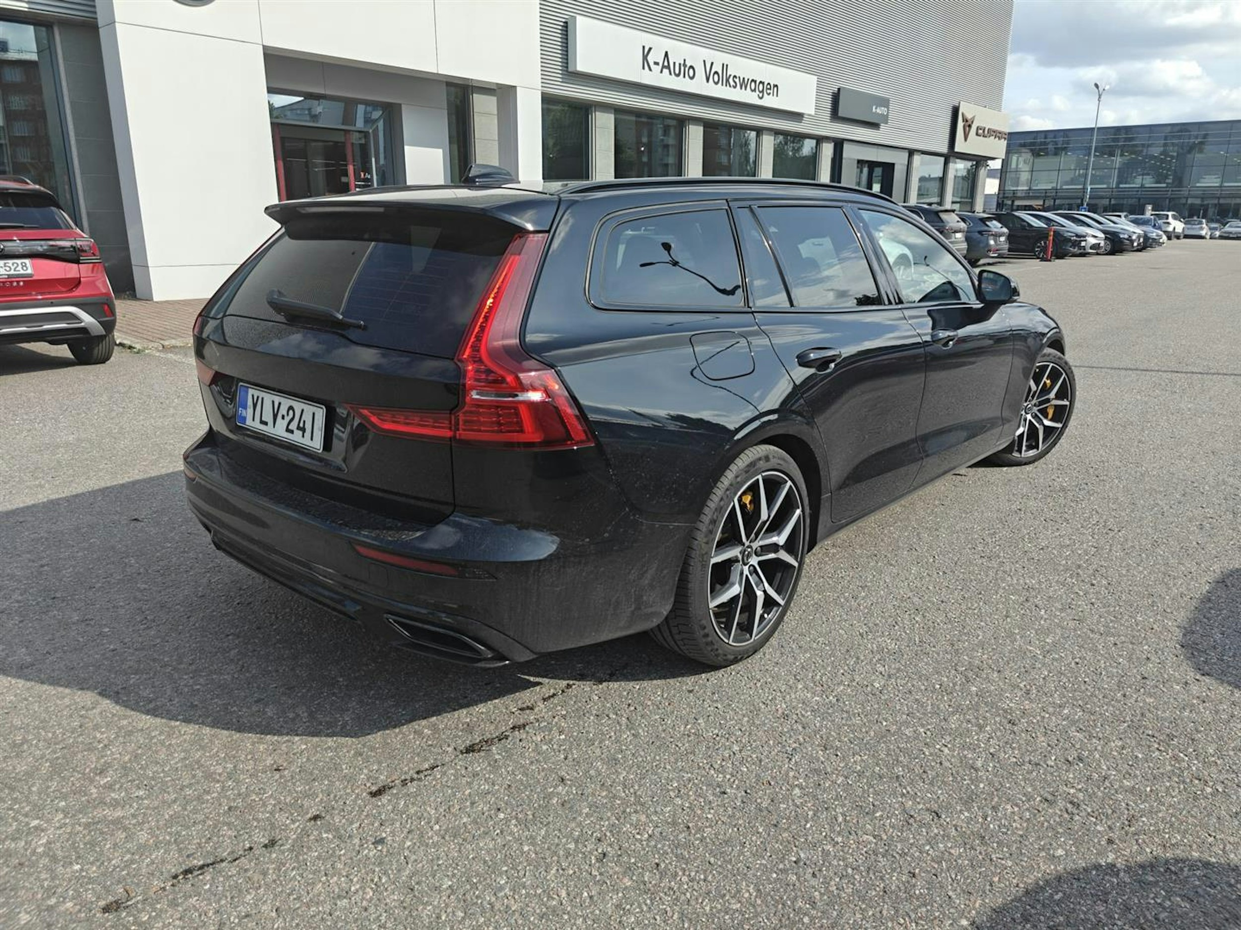 musta Volvo V60 2022 kuva 2.