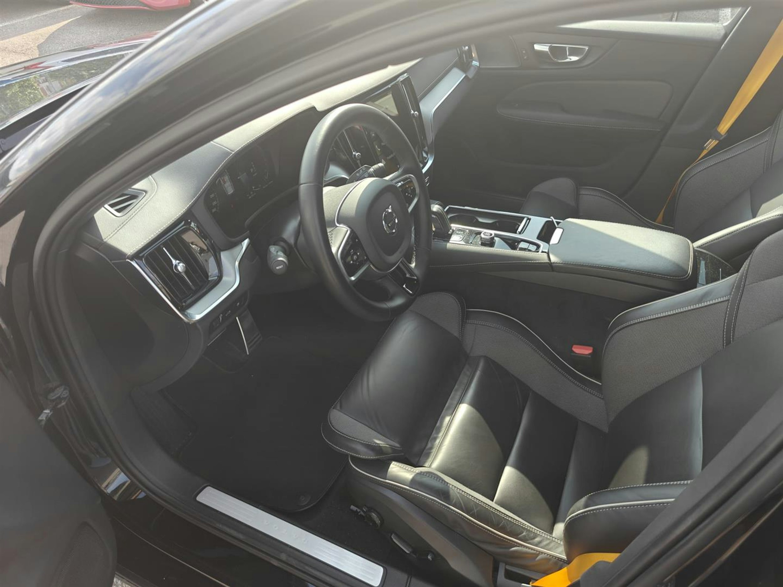 musta Volvo V60 2022 kuva 3.
