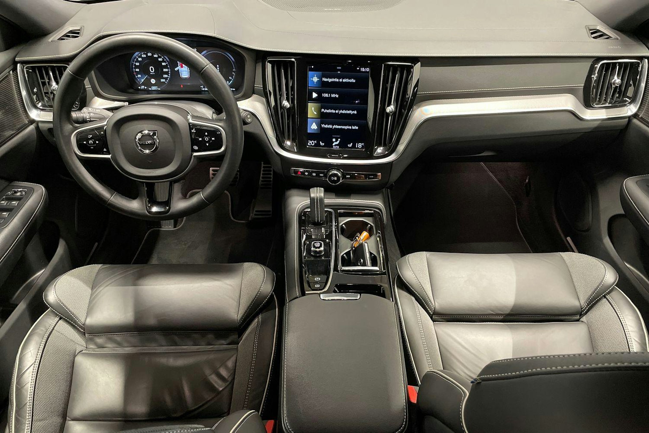 musta Volvo V60 2022 kuva 9.
