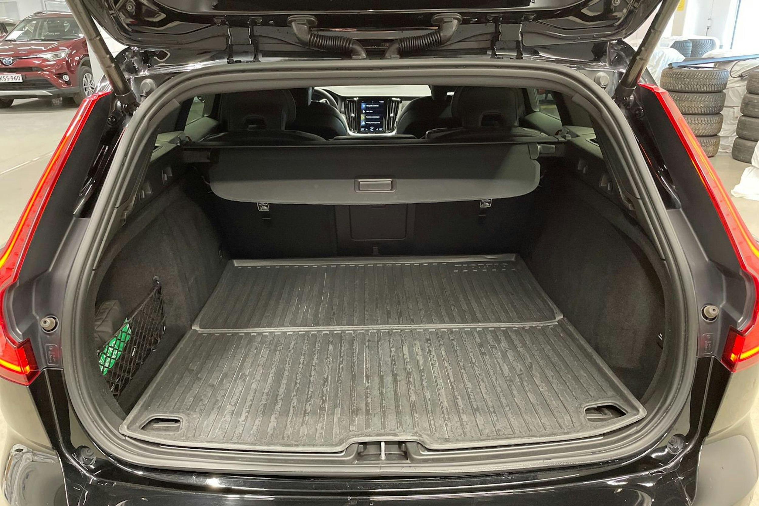 musta Volvo V60 2022 kuva 14.