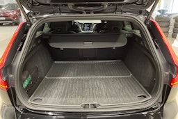 musta Volvo V60 2022 kuva 14.