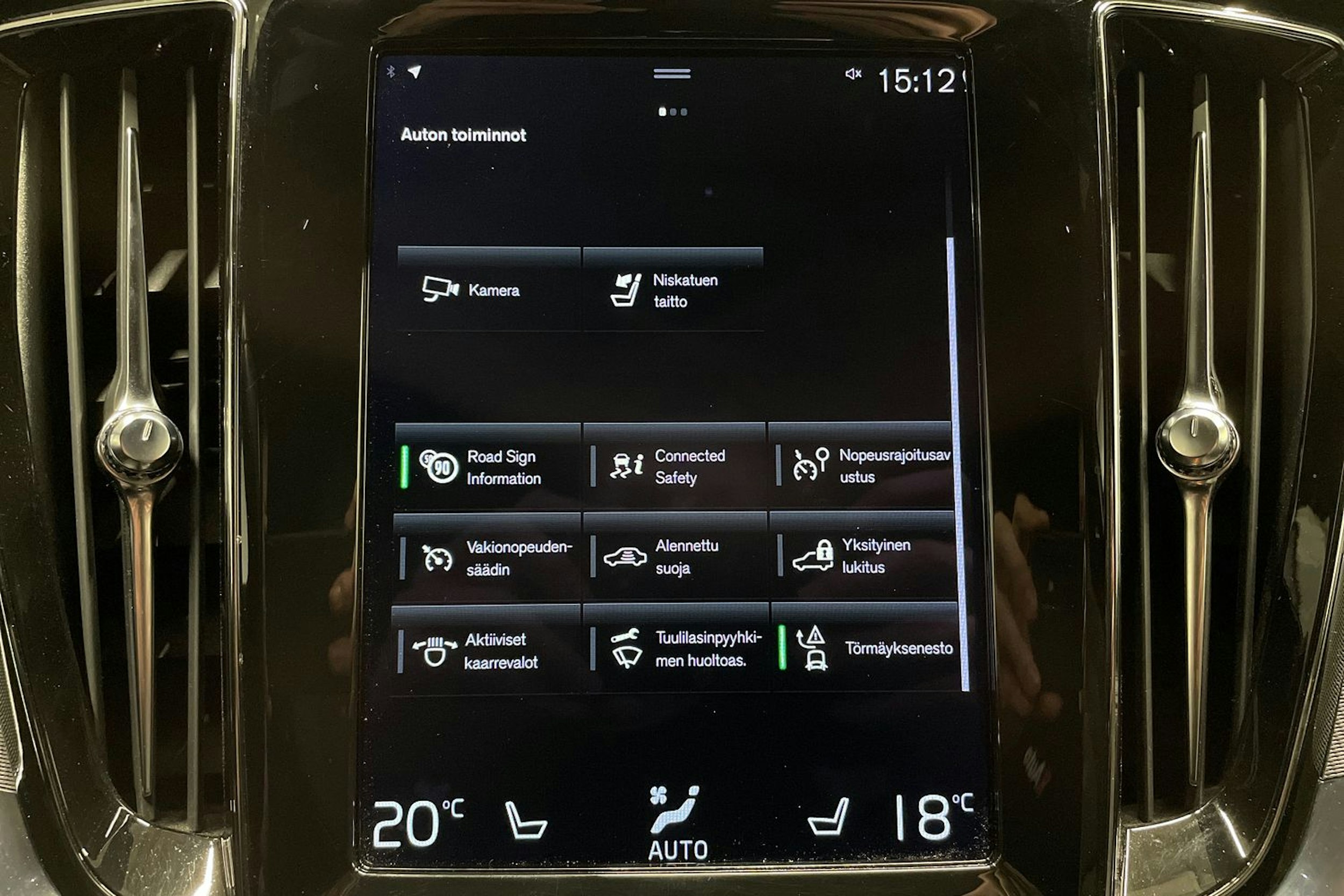musta Volvo V60 2022 kuva 19.
