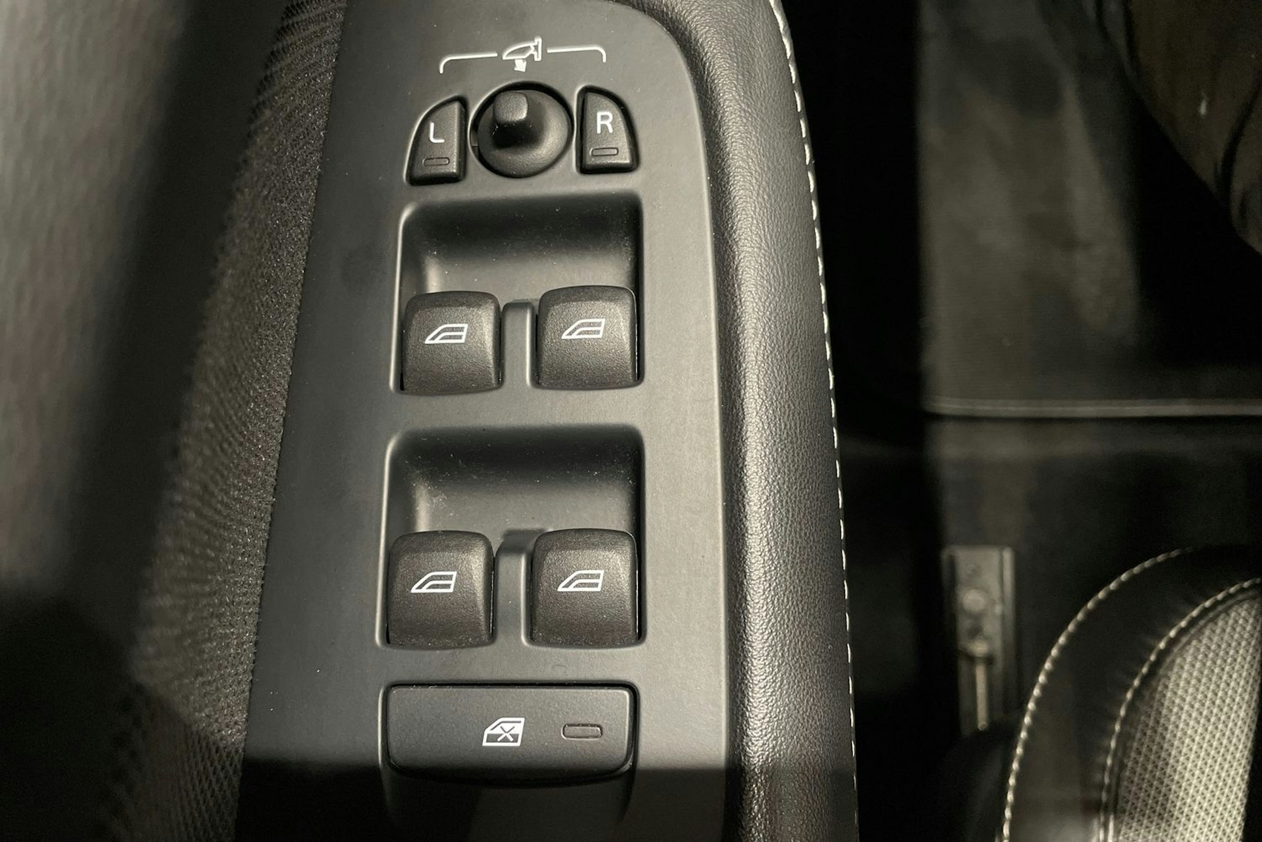 musta Volvo V60 2022 kuva 23.