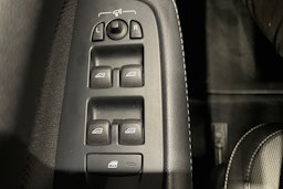 musta Volvo V60 2022 kuva 23.