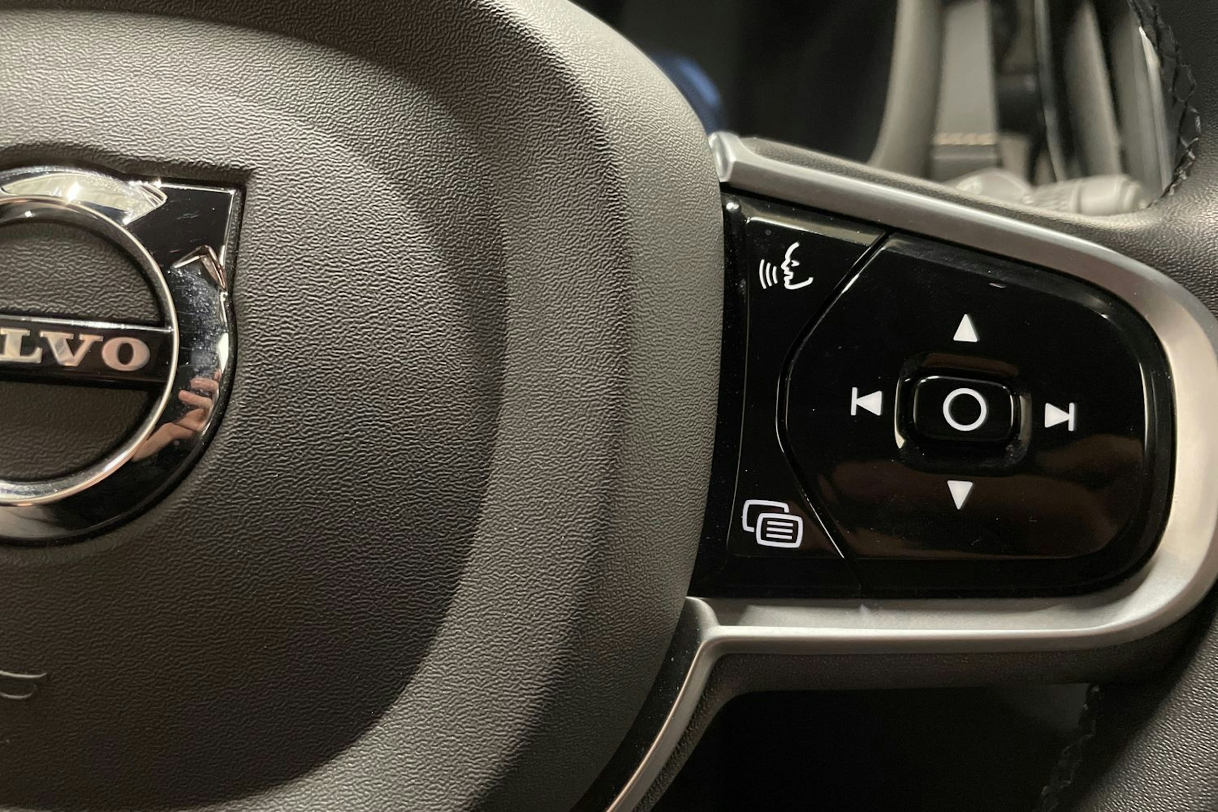 musta Volvo V60 2022 kuva 27.