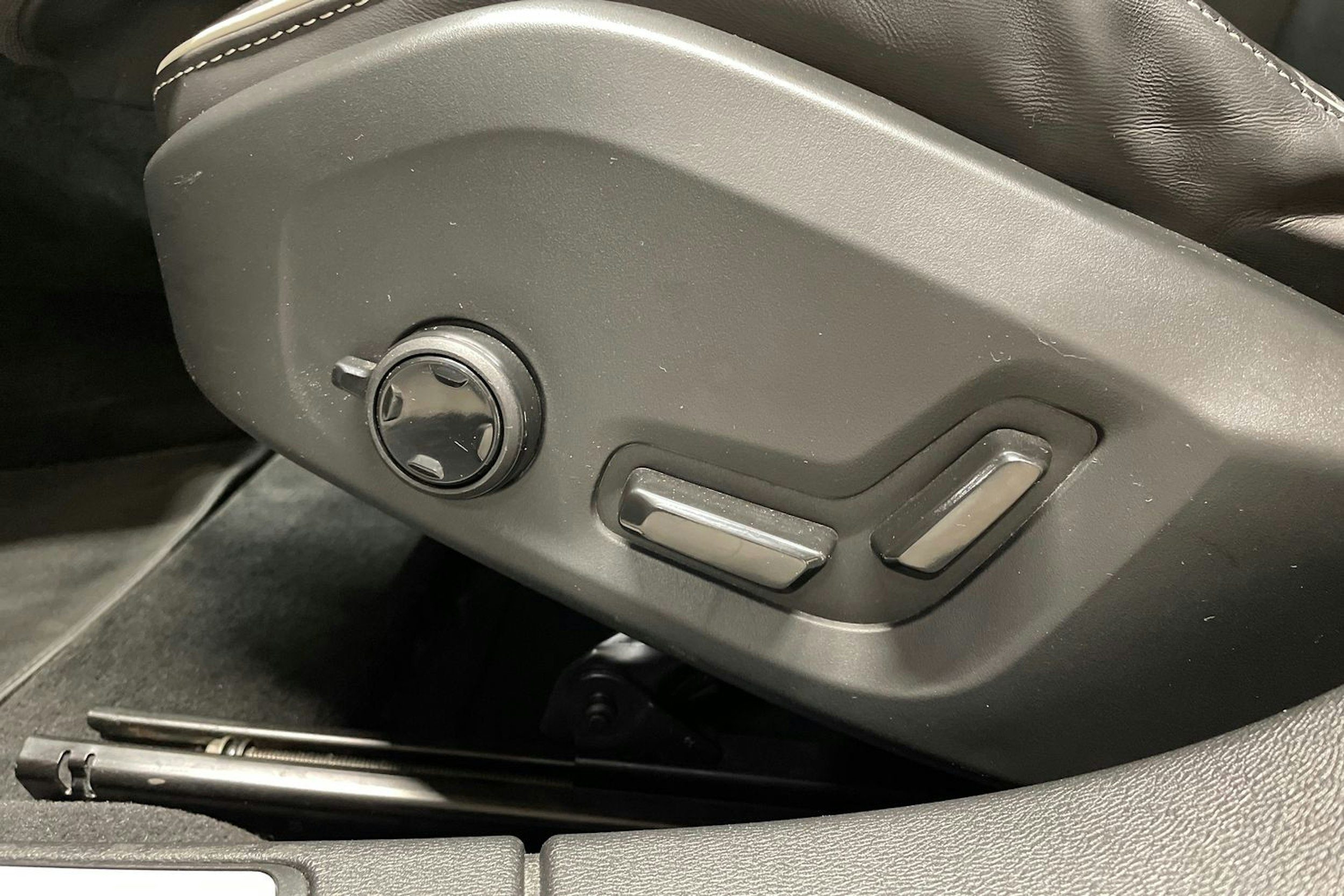 musta Volvo V60 2022 kuva 28.