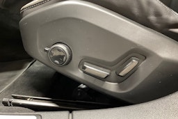 musta Volvo V60 2022 kuva 28.