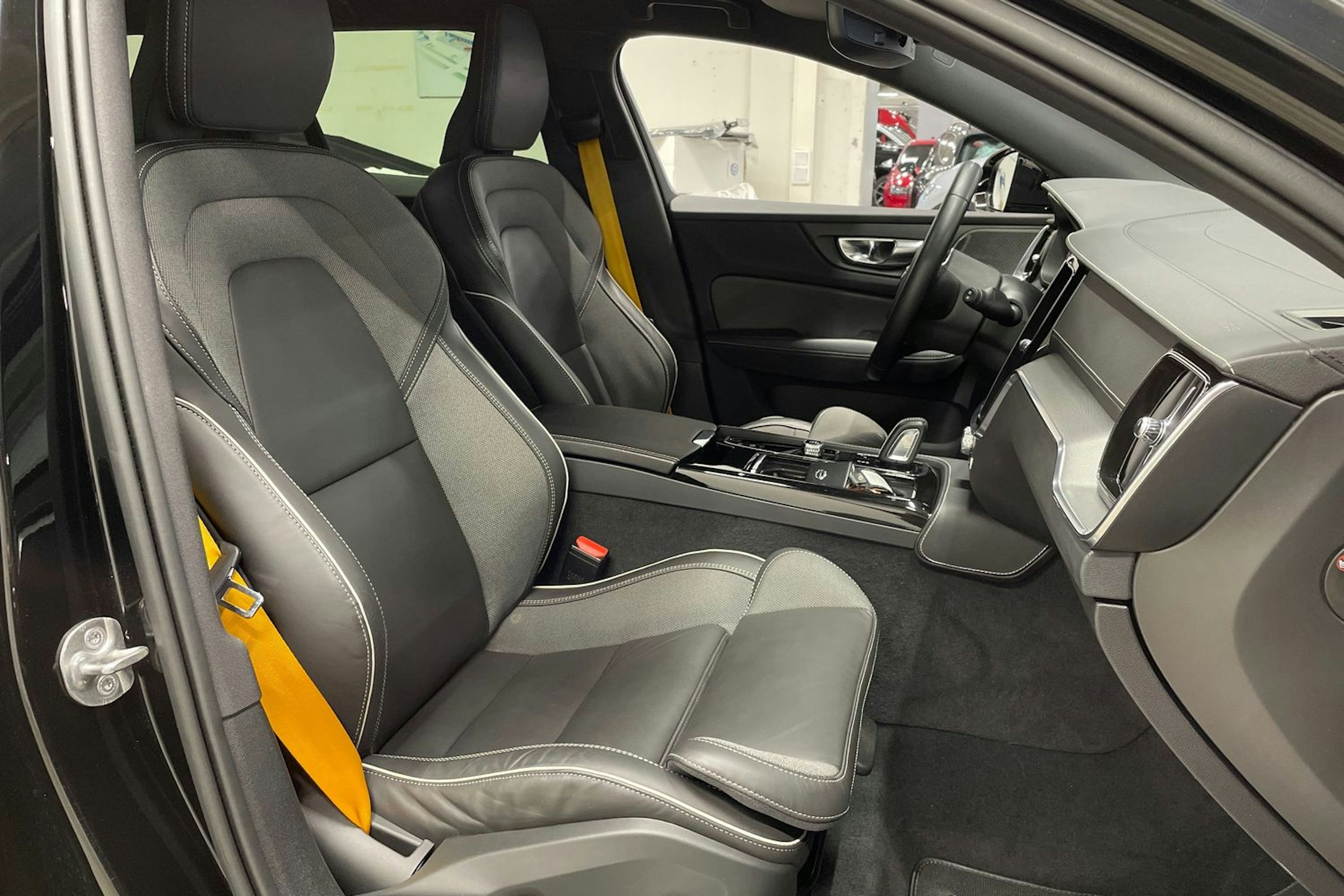 musta Volvo V60 2022 kuva 30.