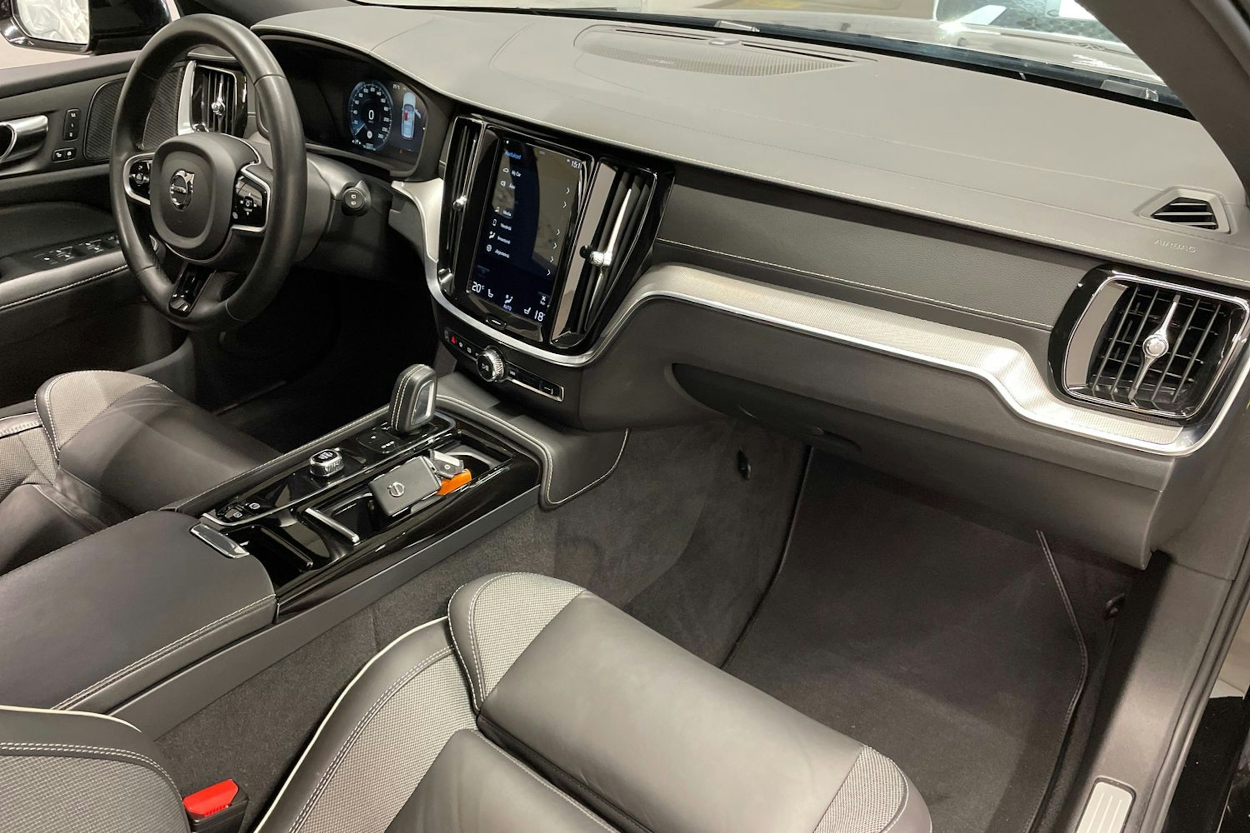 musta Volvo V60 2022 kuva 31.