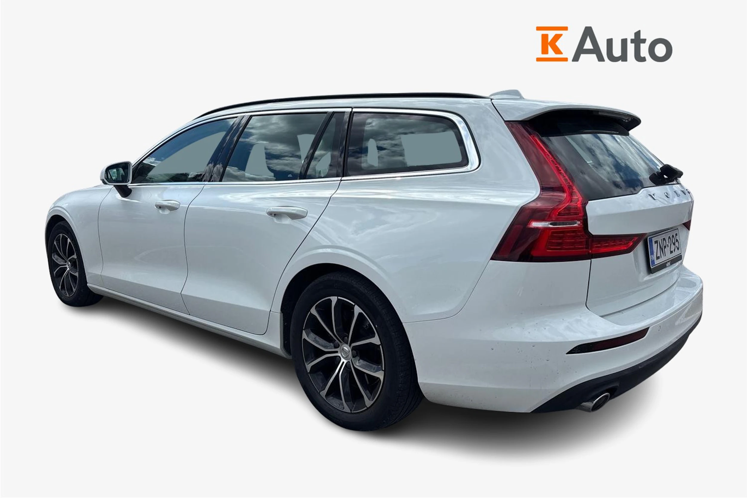 valkoinen Volvo V60 2022 kuva 2.