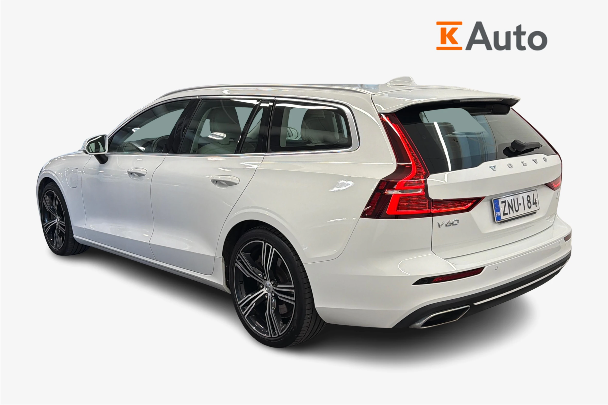 Valkoinen Volvo V60 2022 kuva 2.
