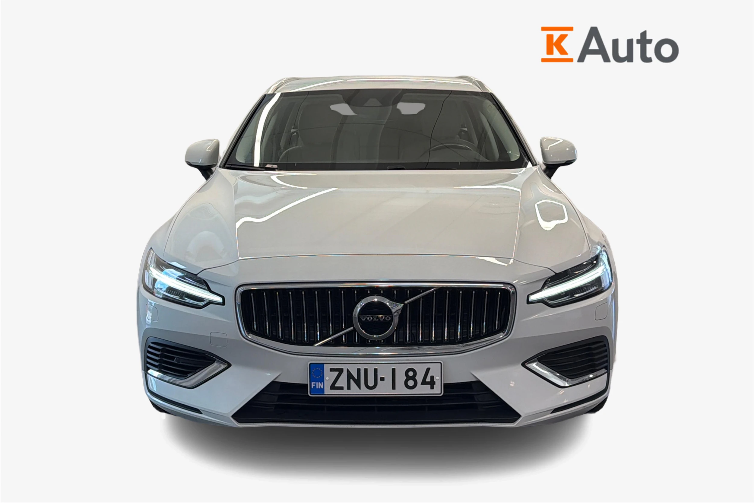Valkoinen Volvo V60 2022 kuva 4.