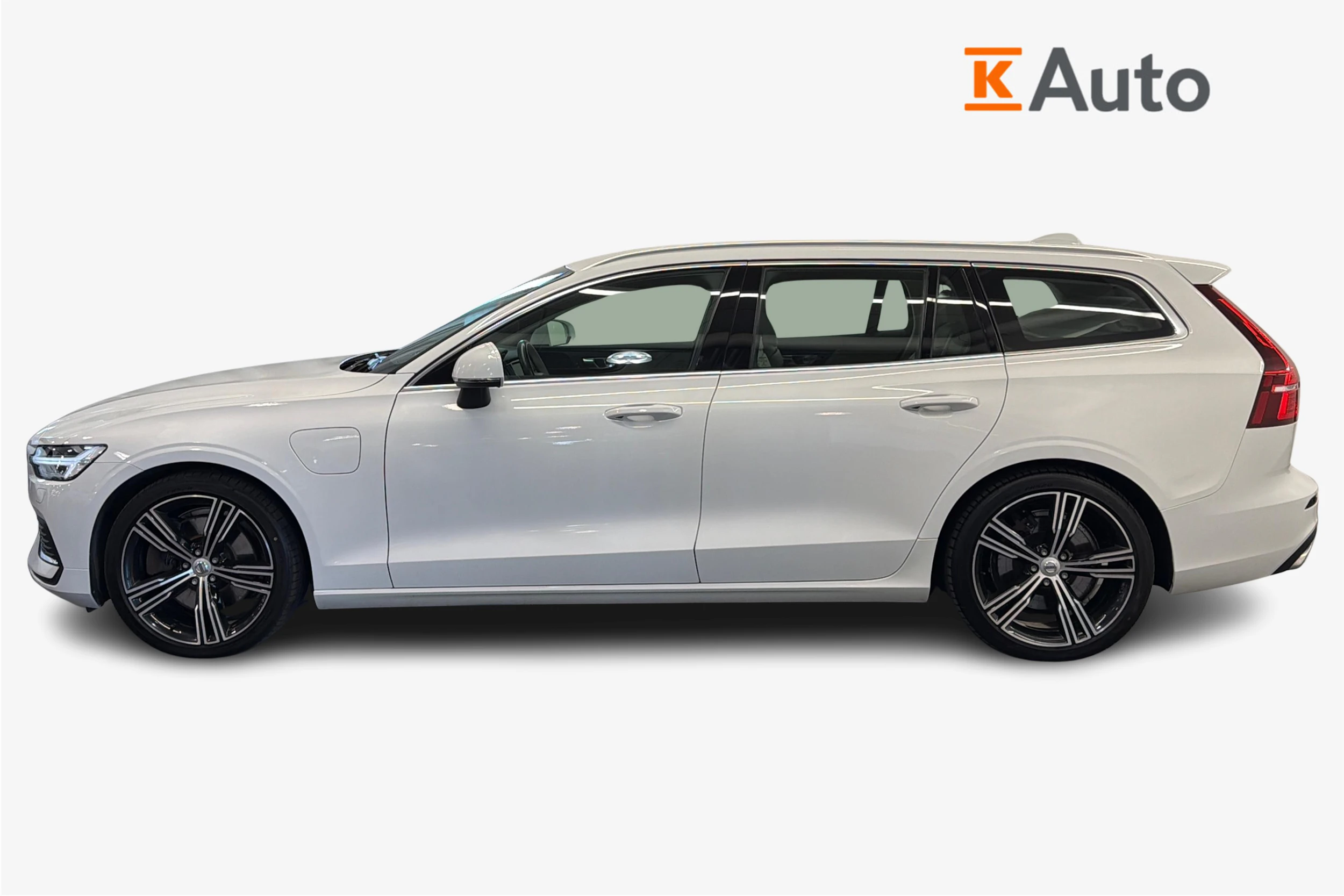 Valkoinen Volvo V60 2022 kuva 5.