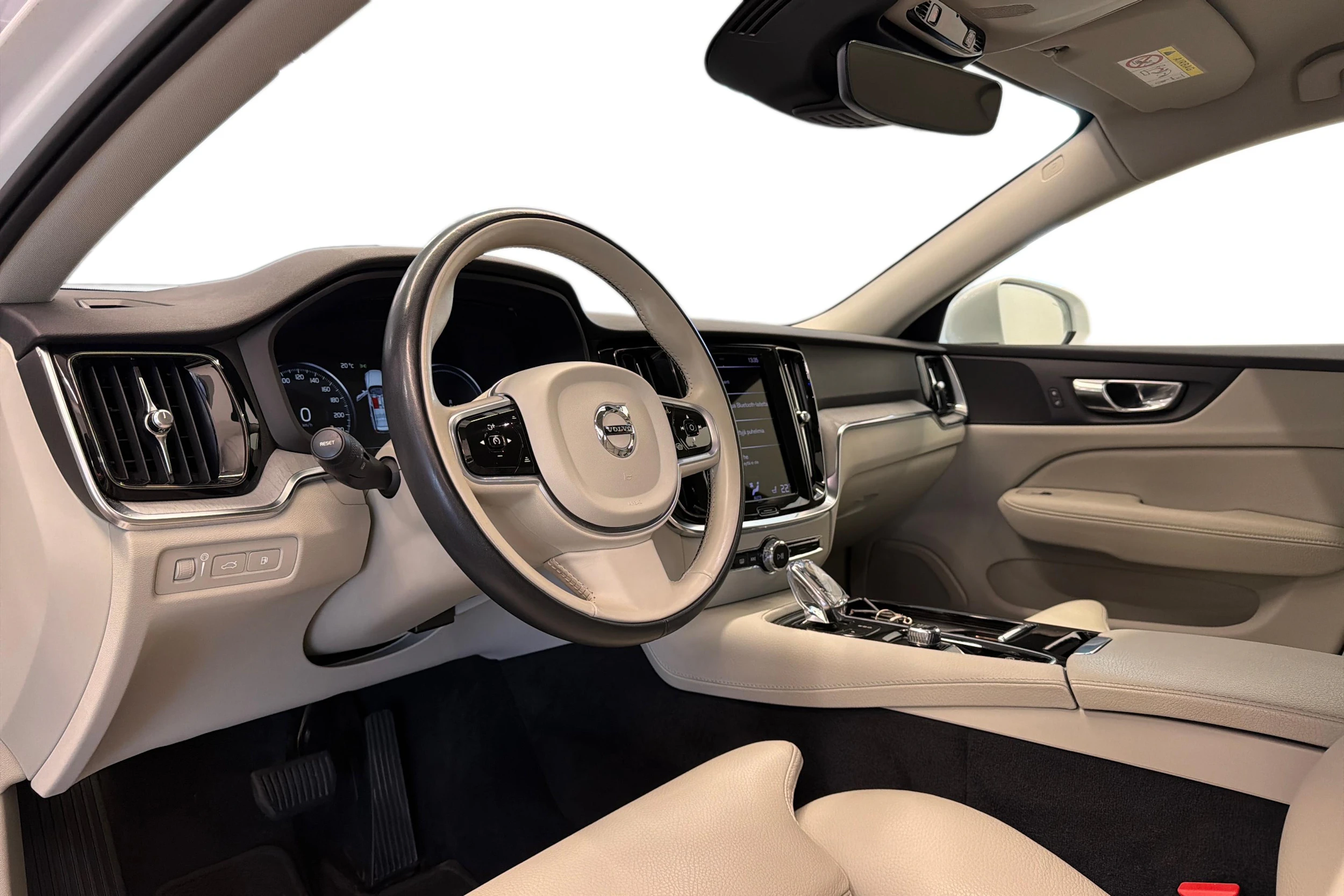 Valkoinen Volvo V60 2022 kuva 6.