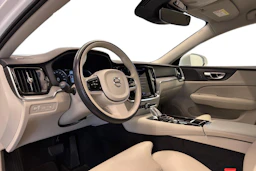 Valkoinen Volvo V60 2022 kuva 6.