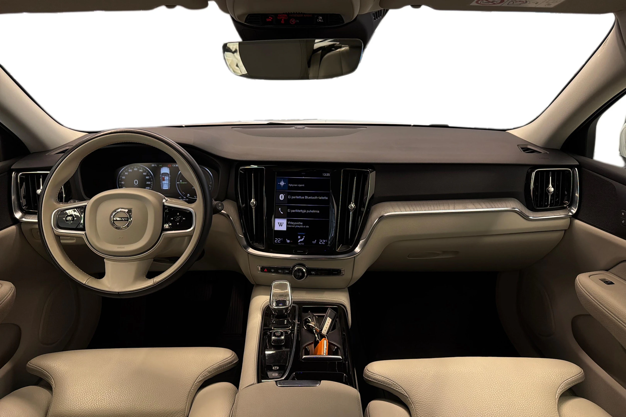 Valkoinen Volvo V60 2022 kuva 7.