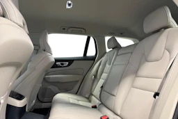 Valkoinen Volvo V60 2022 kuva 8.
