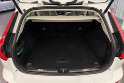 Valkoinen Volvo V60 2022 kuva 11.