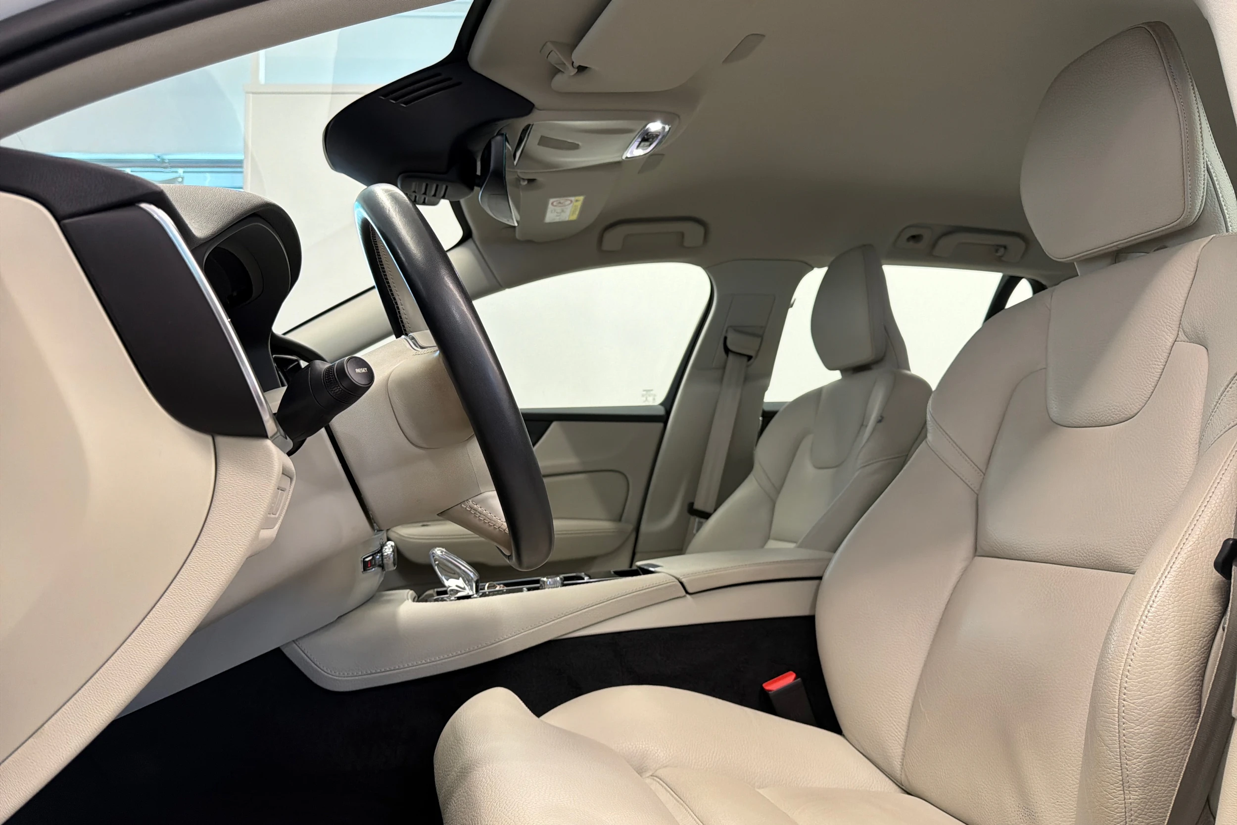 Valkoinen Volvo V60 2022 kuva 13.