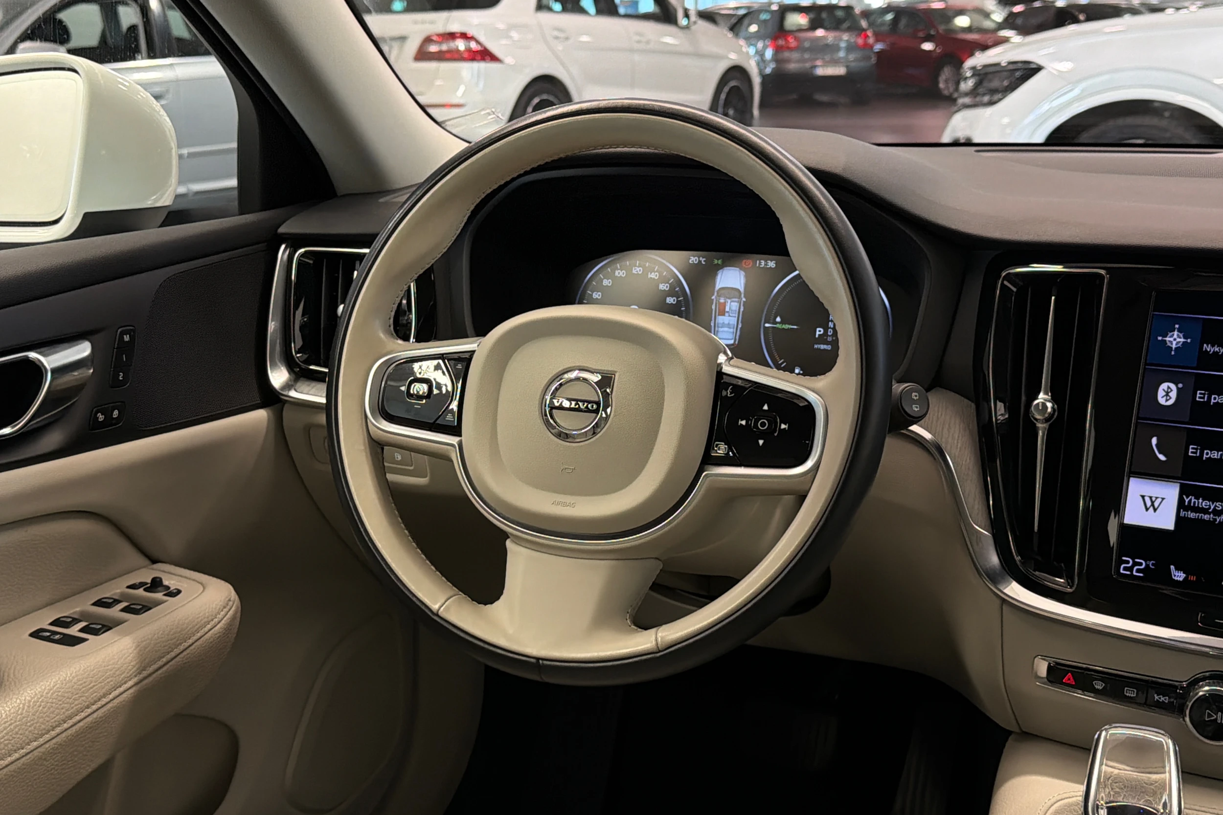 Valkoinen Volvo V60 2022 kuva 15.