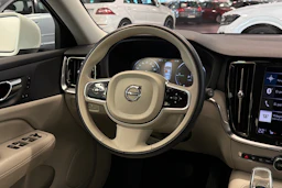 Valkoinen Volvo V60 2022 kuva 15.