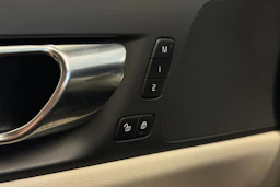 Valkoinen Volvo V60 2022 kuva 20.
