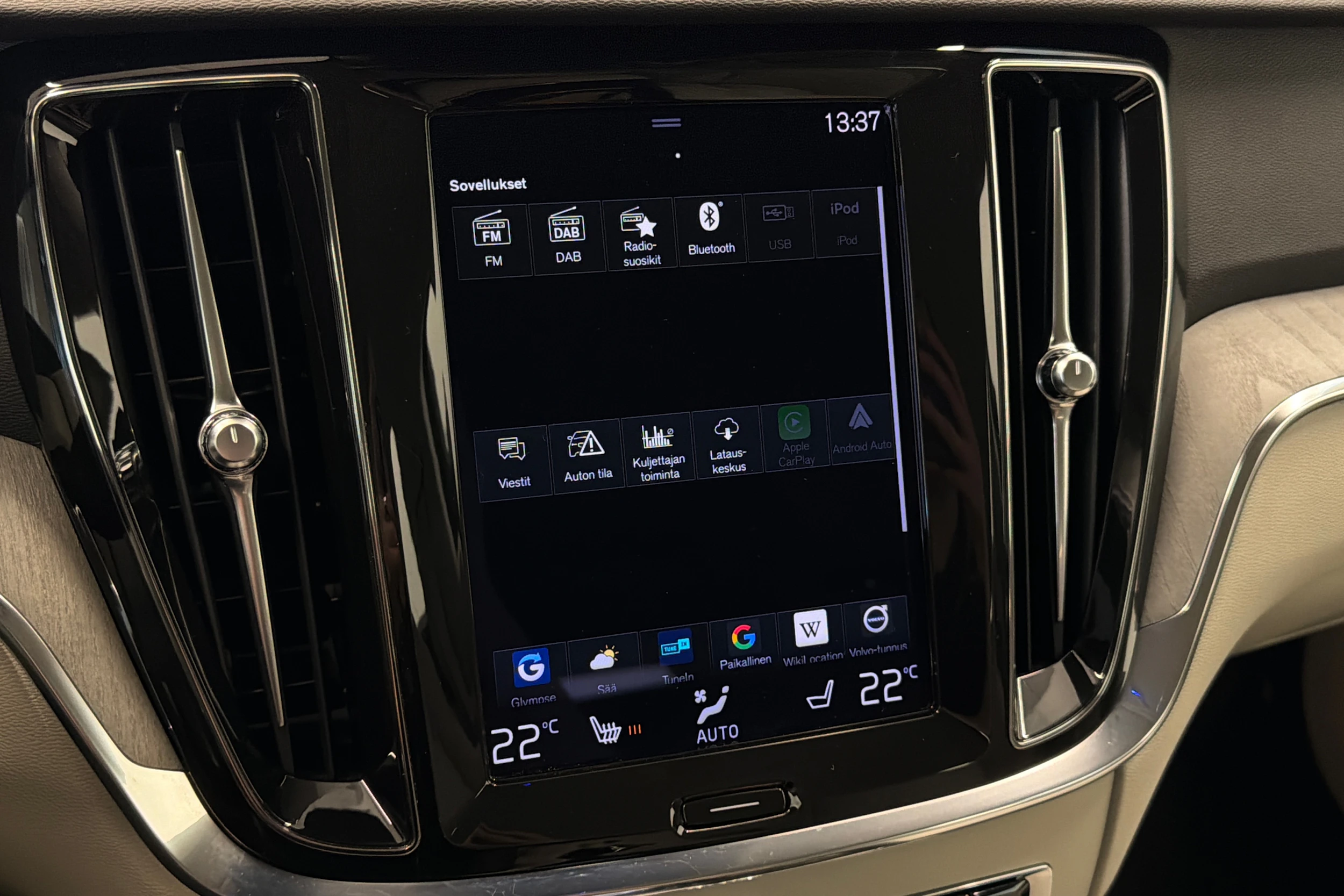 Valkoinen Volvo V60 2022 kuva 25.