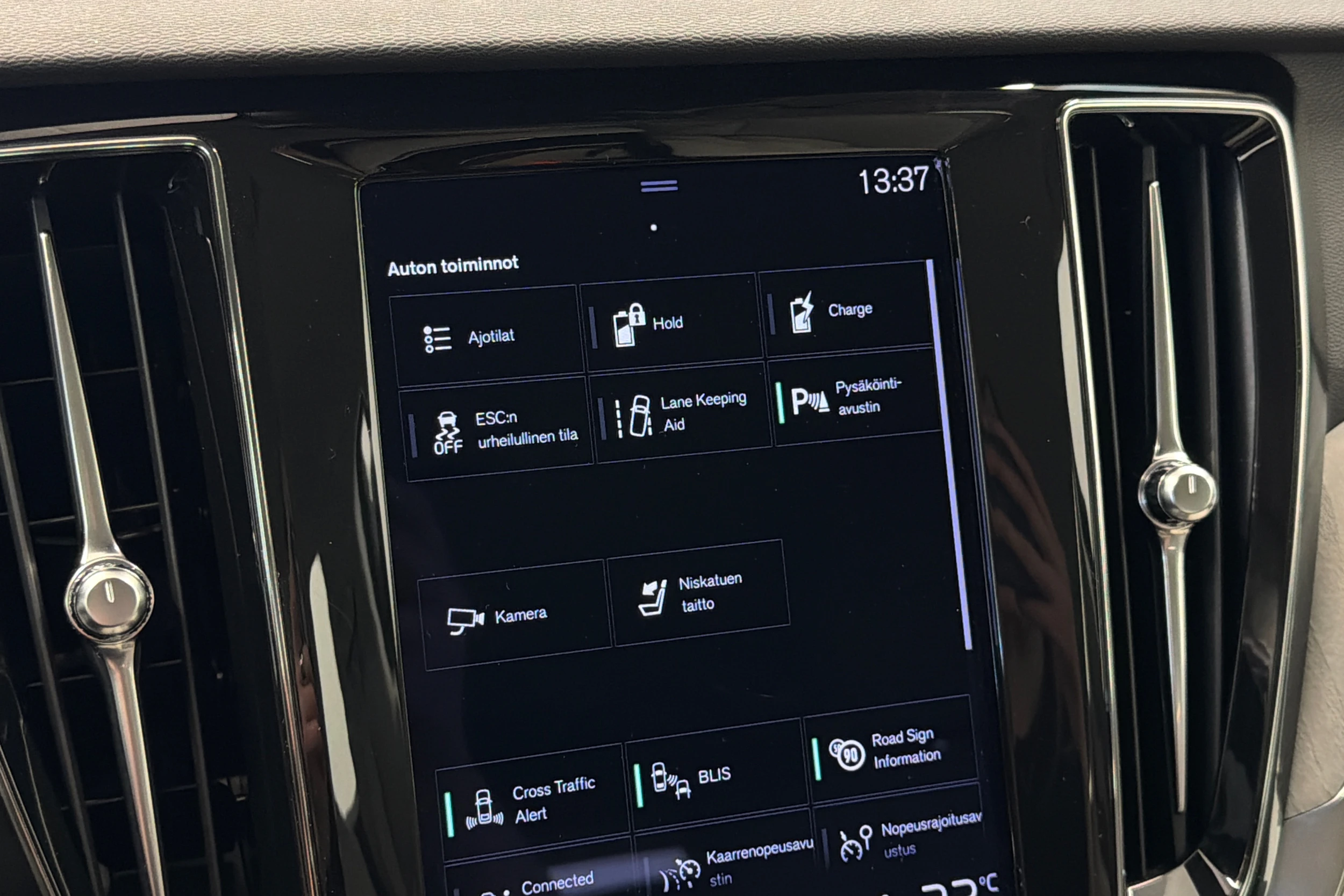 Valkoinen Volvo V60 2022 kuva 26.