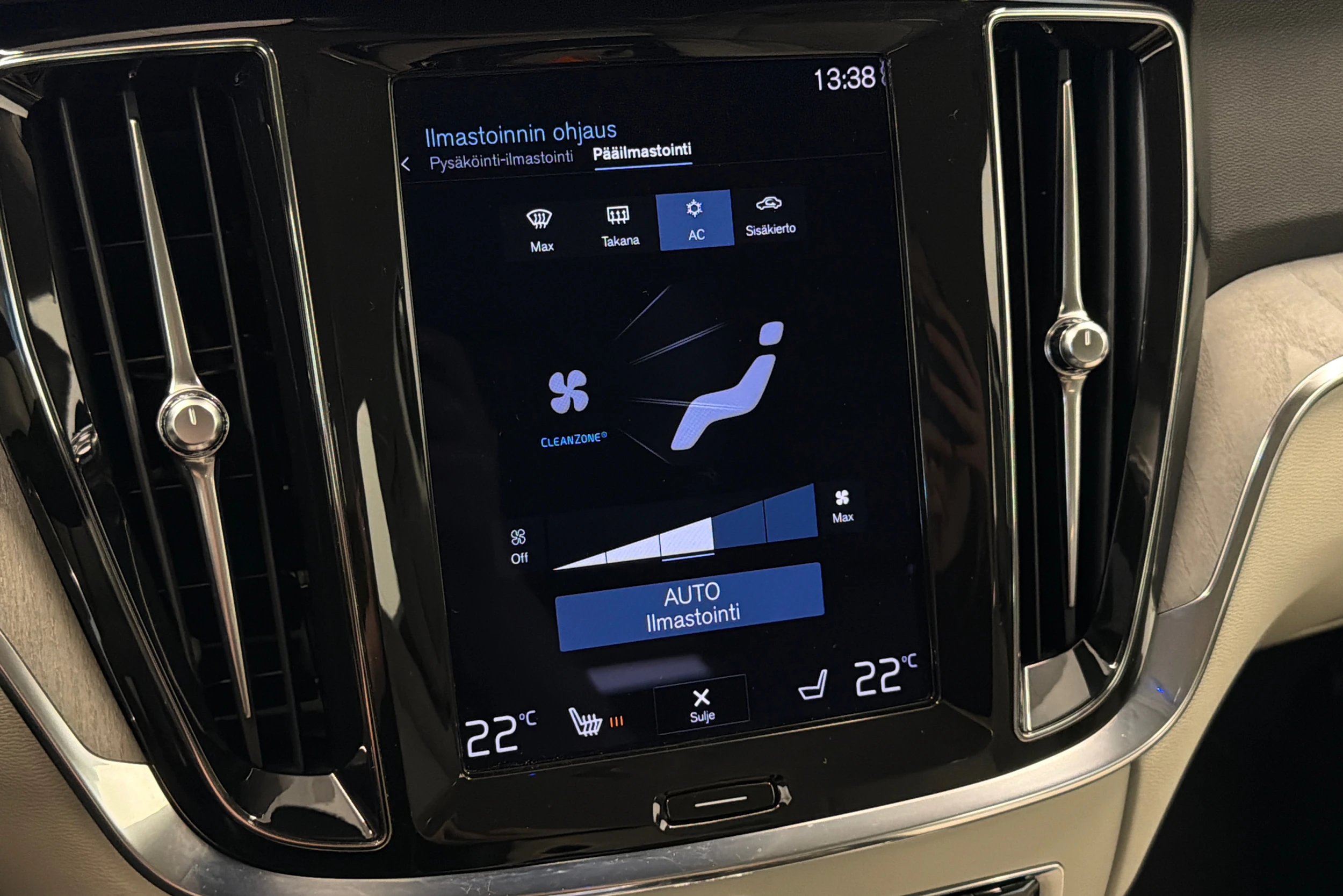 Valkoinen Volvo V60 2022 kuva 28.