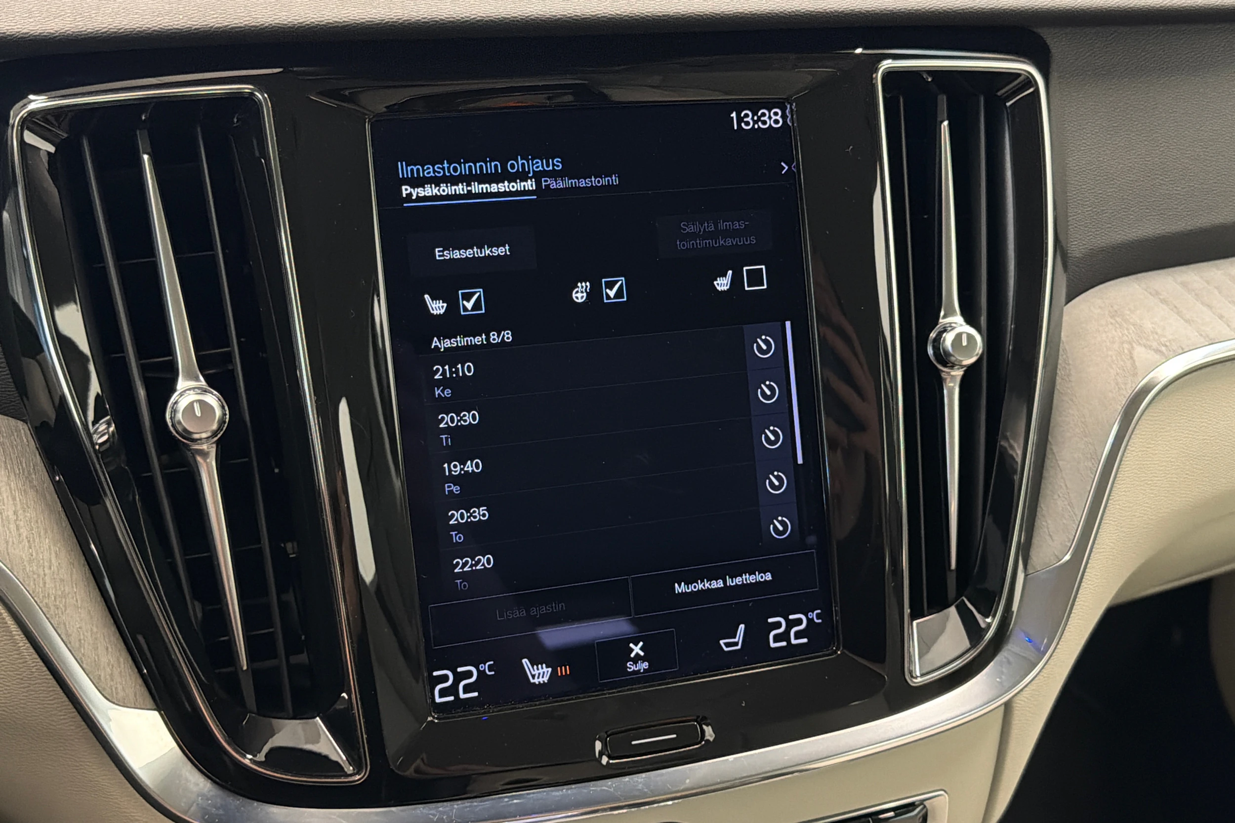 Valkoinen Volvo V60 2022 kuva 29.