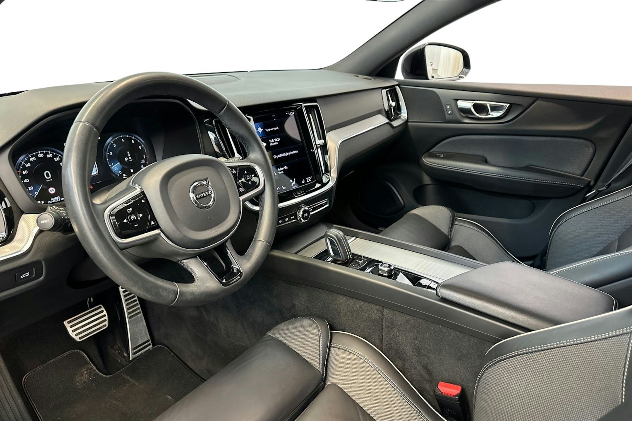 musta Volvo V60 2022 kuva 7.