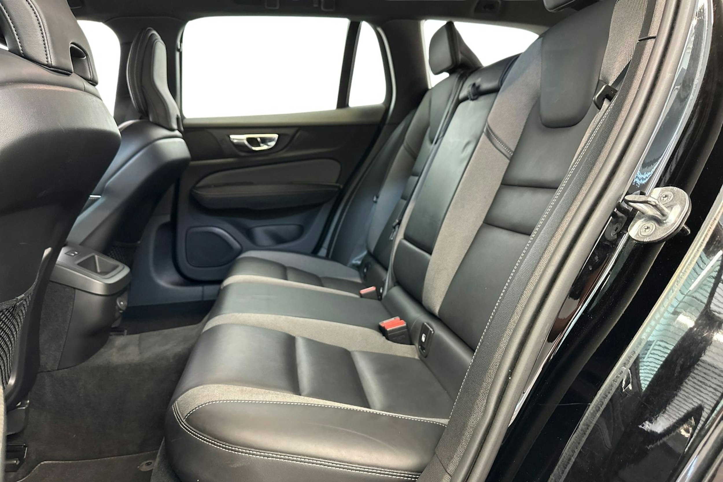 musta Volvo V60 2022 kuva 10.