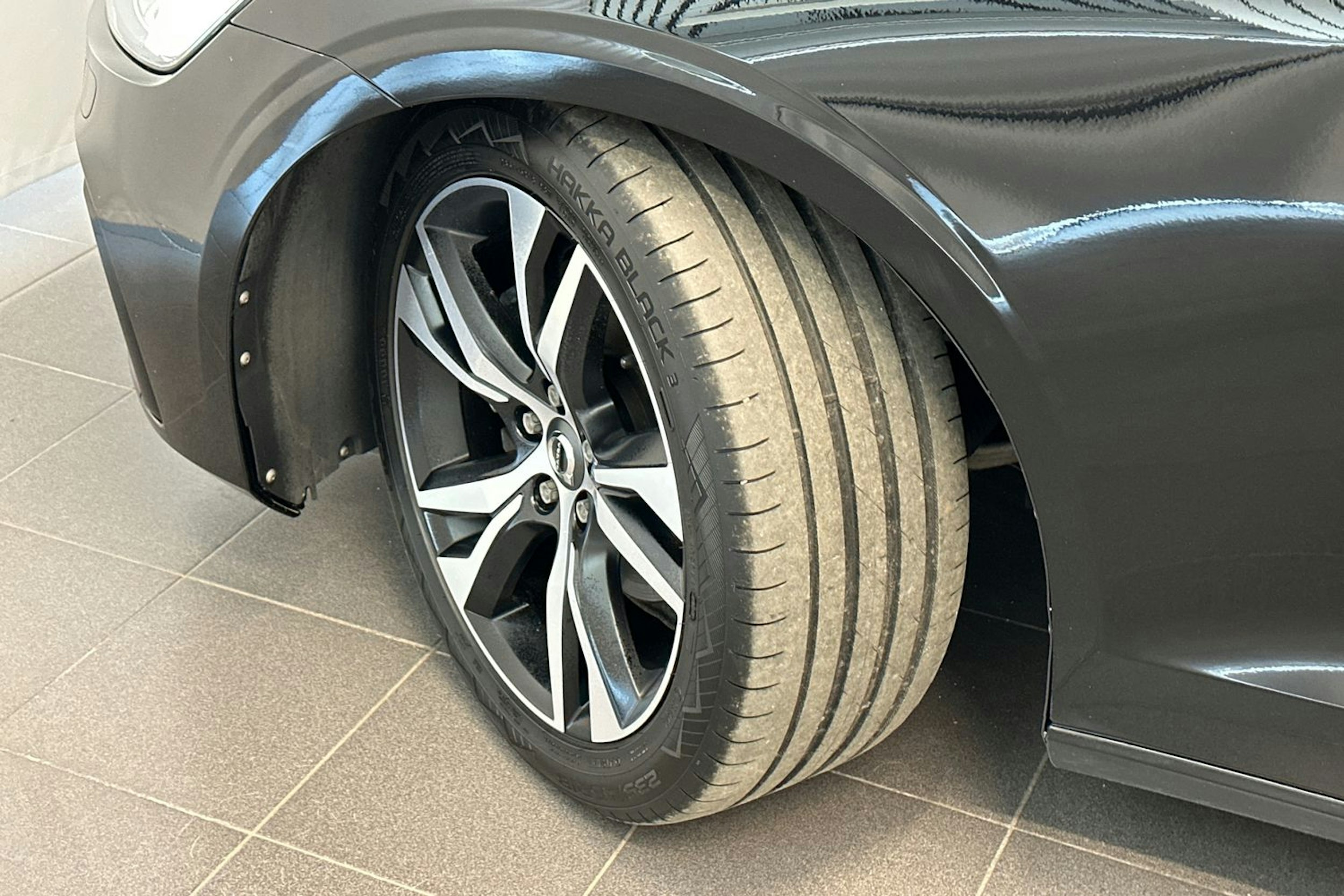 musta Volvo V60 2022 kuva 13.