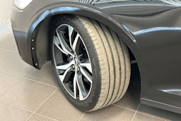 musta Volvo V60 2022 kuva 13.