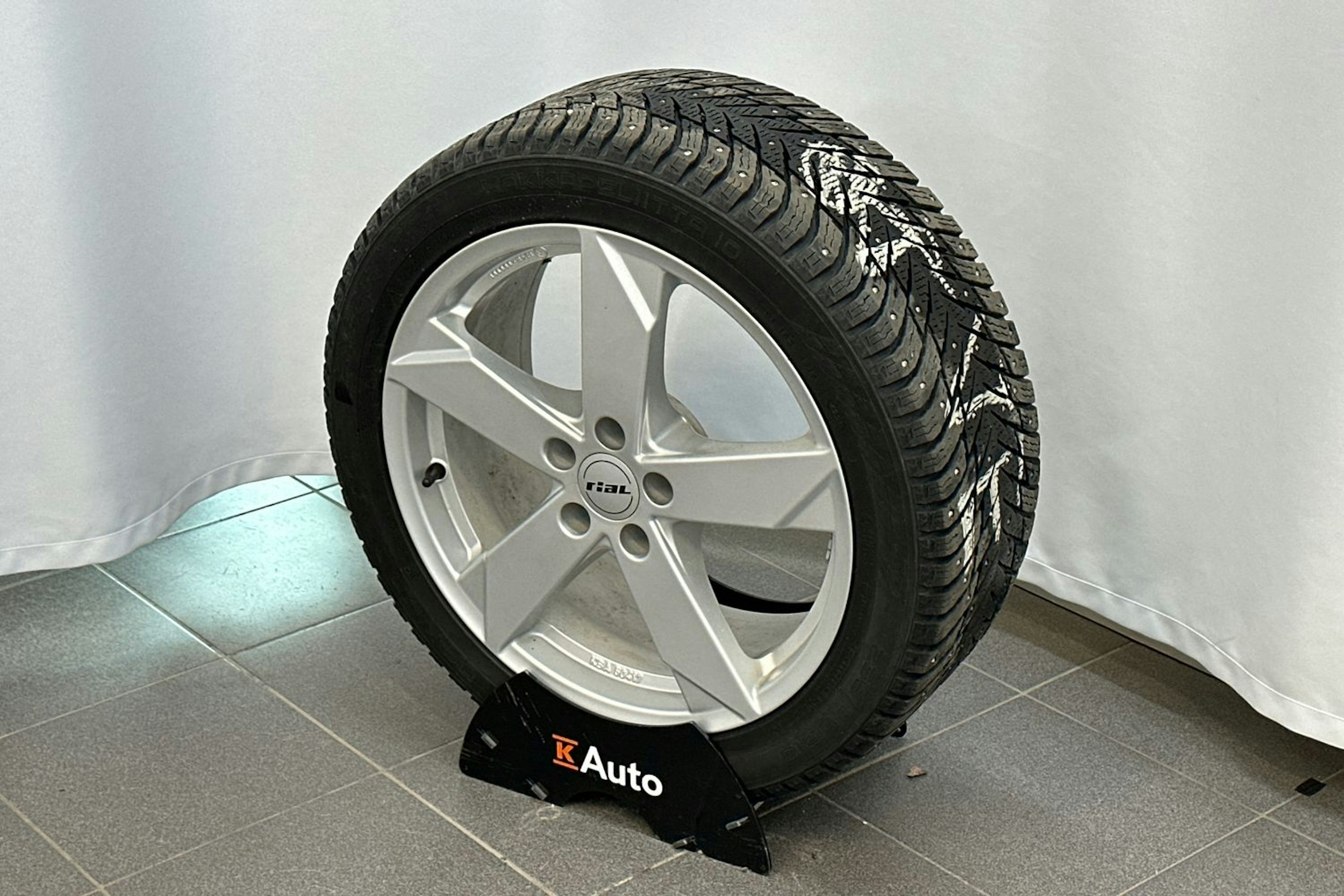 musta Volvo V60 2022 kuva 14.