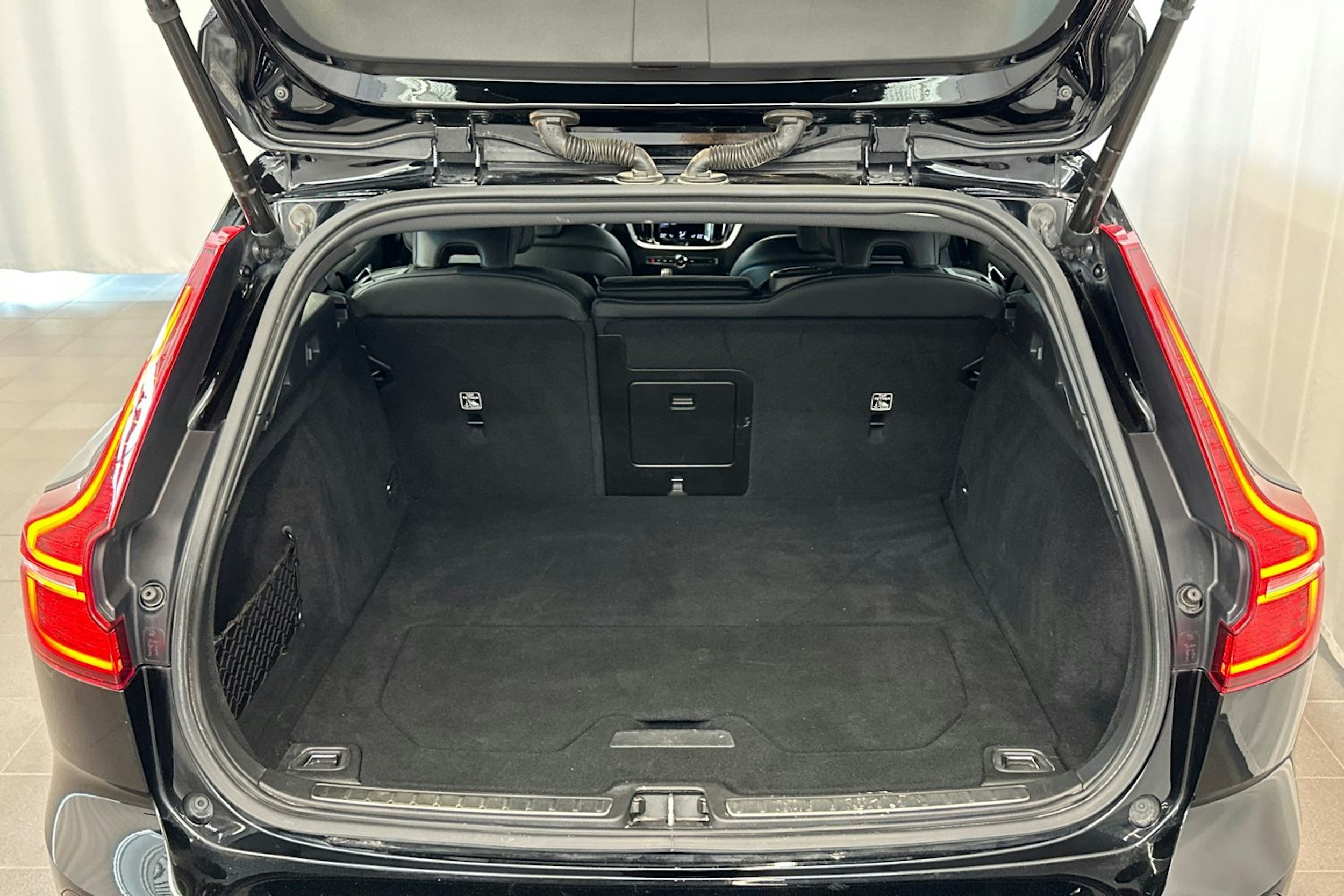 musta Volvo V60 2022 kuva 15.