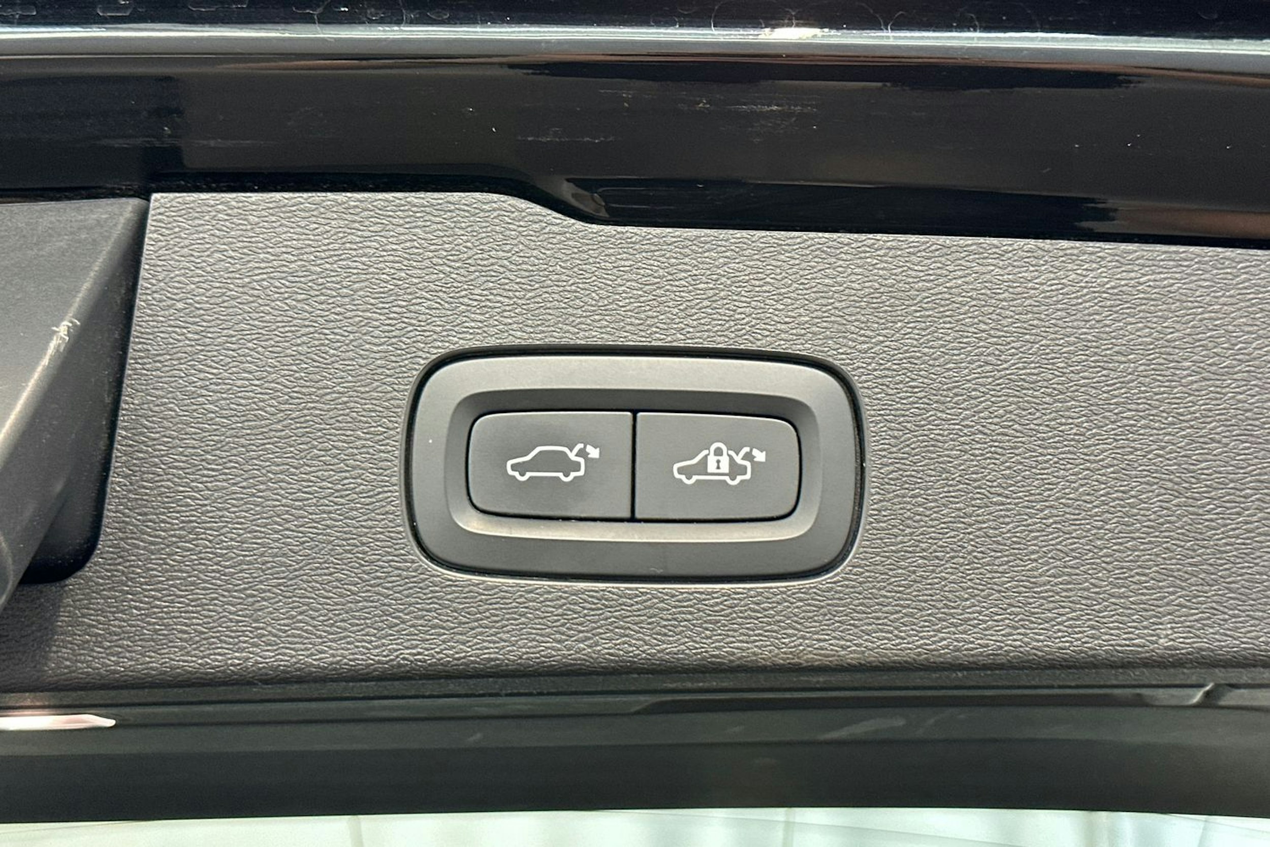 musta Volvo V60 2022 kuva 16.