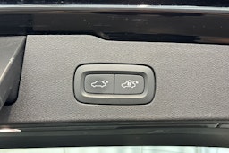 musta Volvo V60 2022 kuva 16.