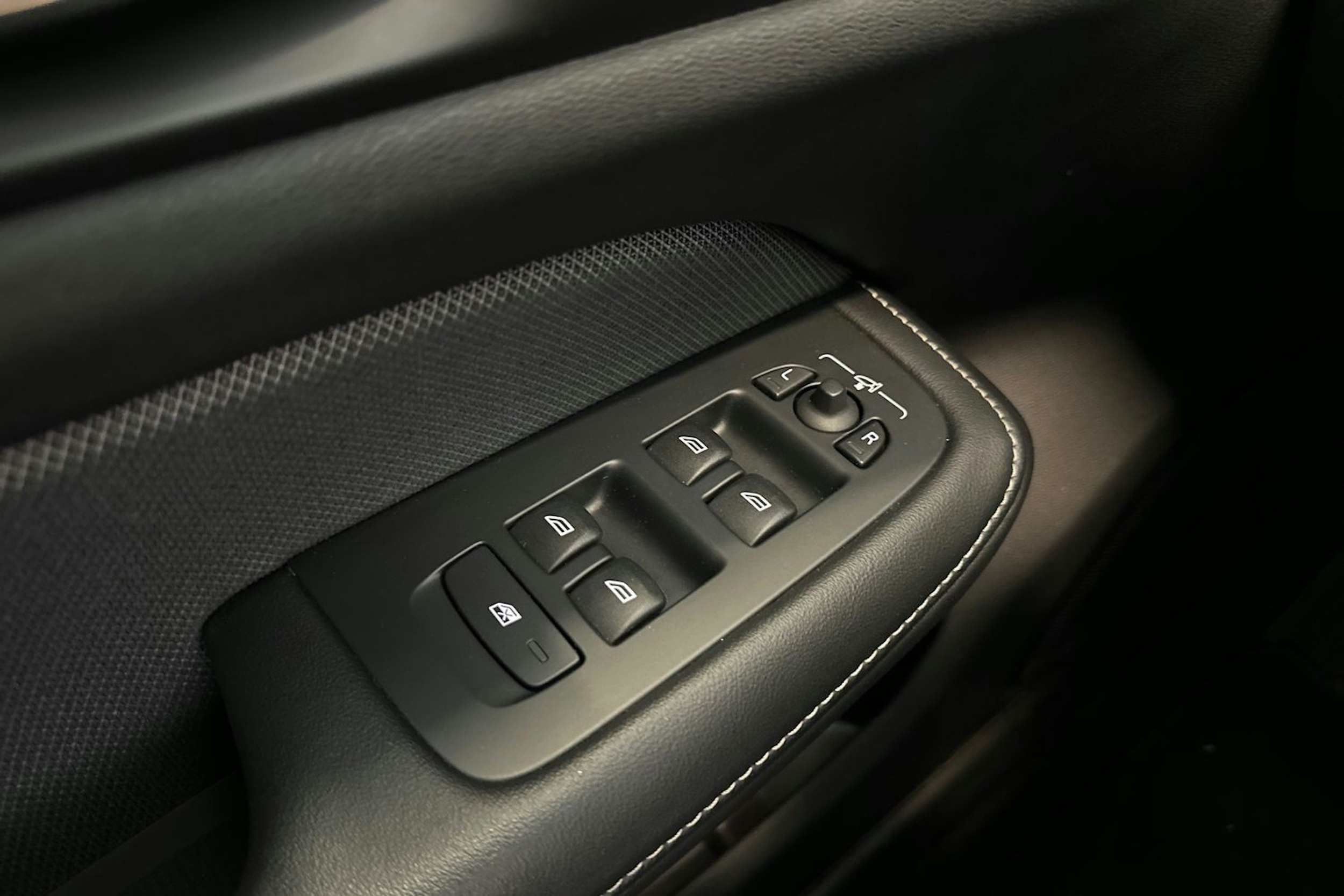 musta Volvo V60 2022 kuva 17.