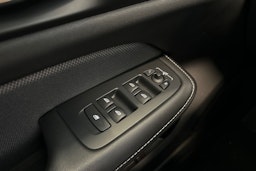 musta Volvo V60 2022 kuva 17.