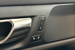 musta Volvo V60 2022 kuva 18.