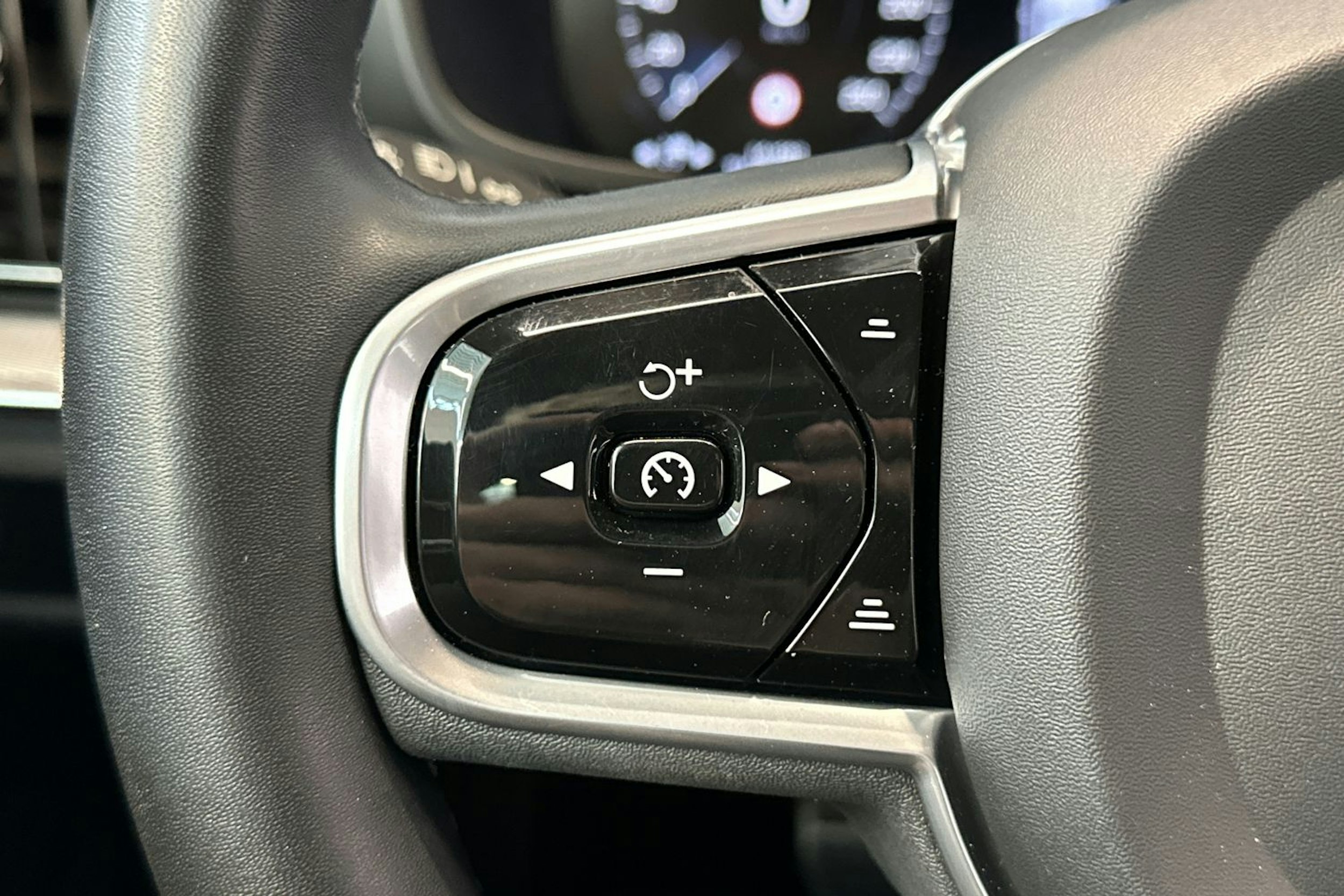 musta Volvo V60 2022 kuva 19.