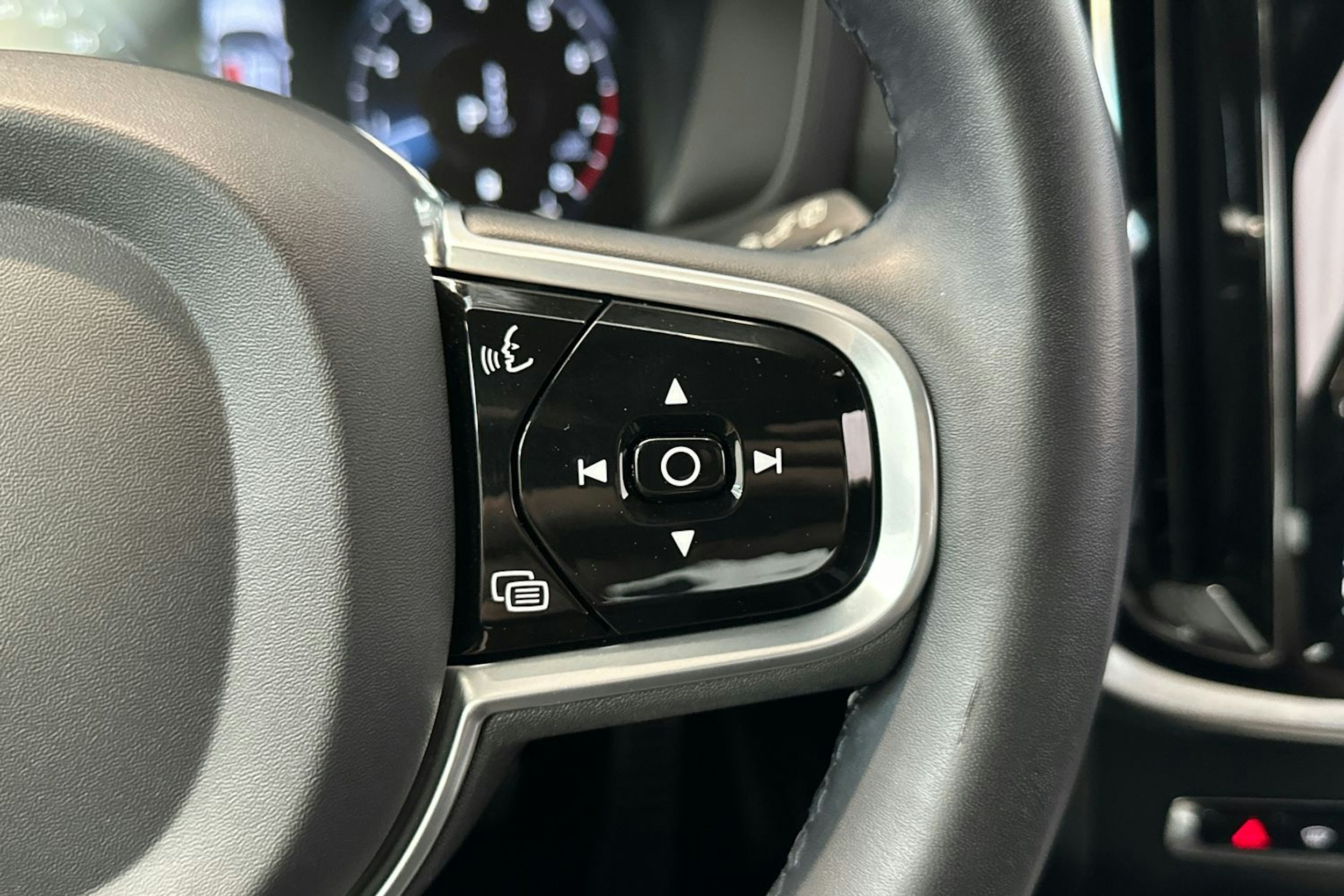 musta Volvo V60 2022 kuva 20.