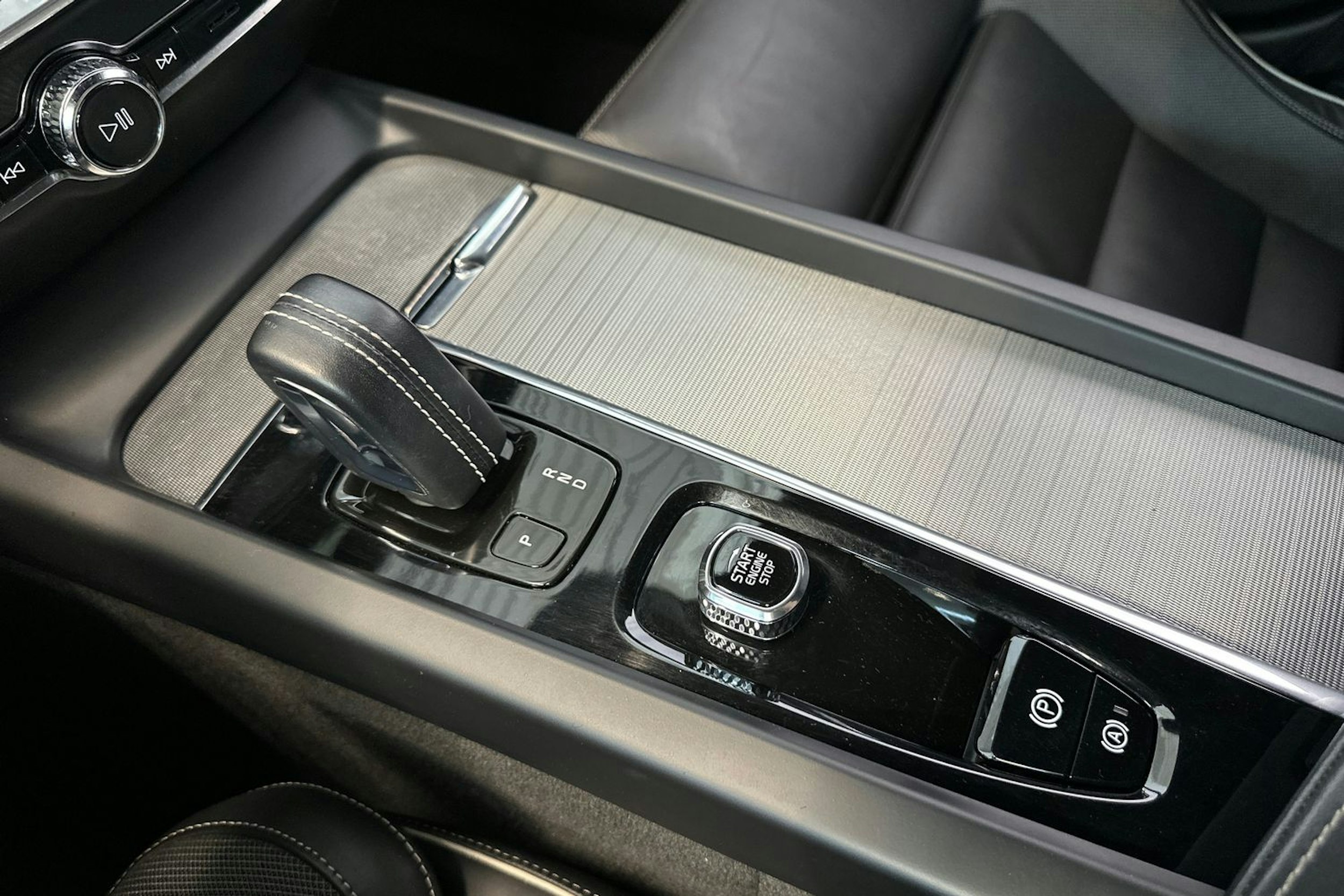 musta Volvo V60 2022 kuva 22.