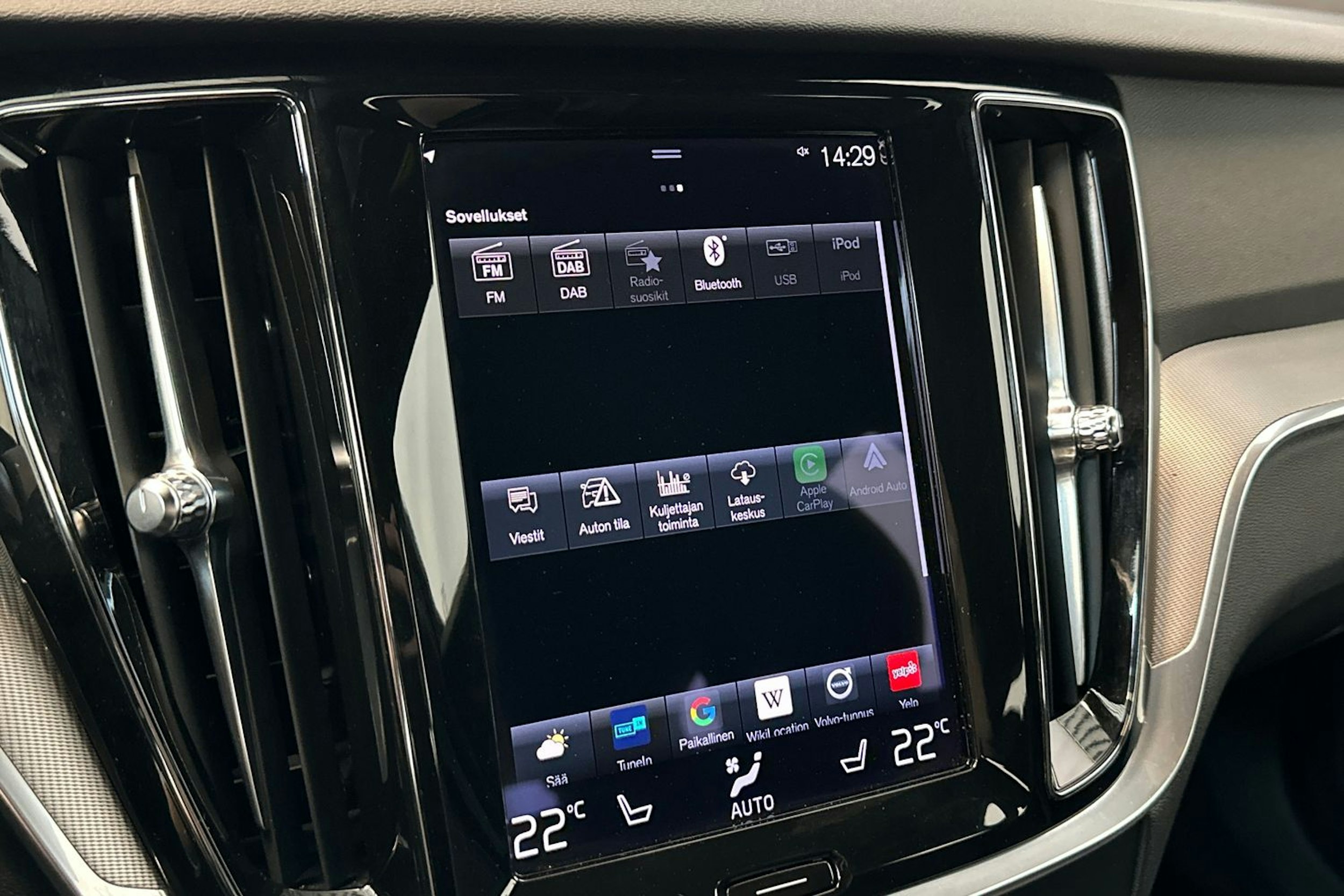 musta Volvo V60 2022 kuva 24.