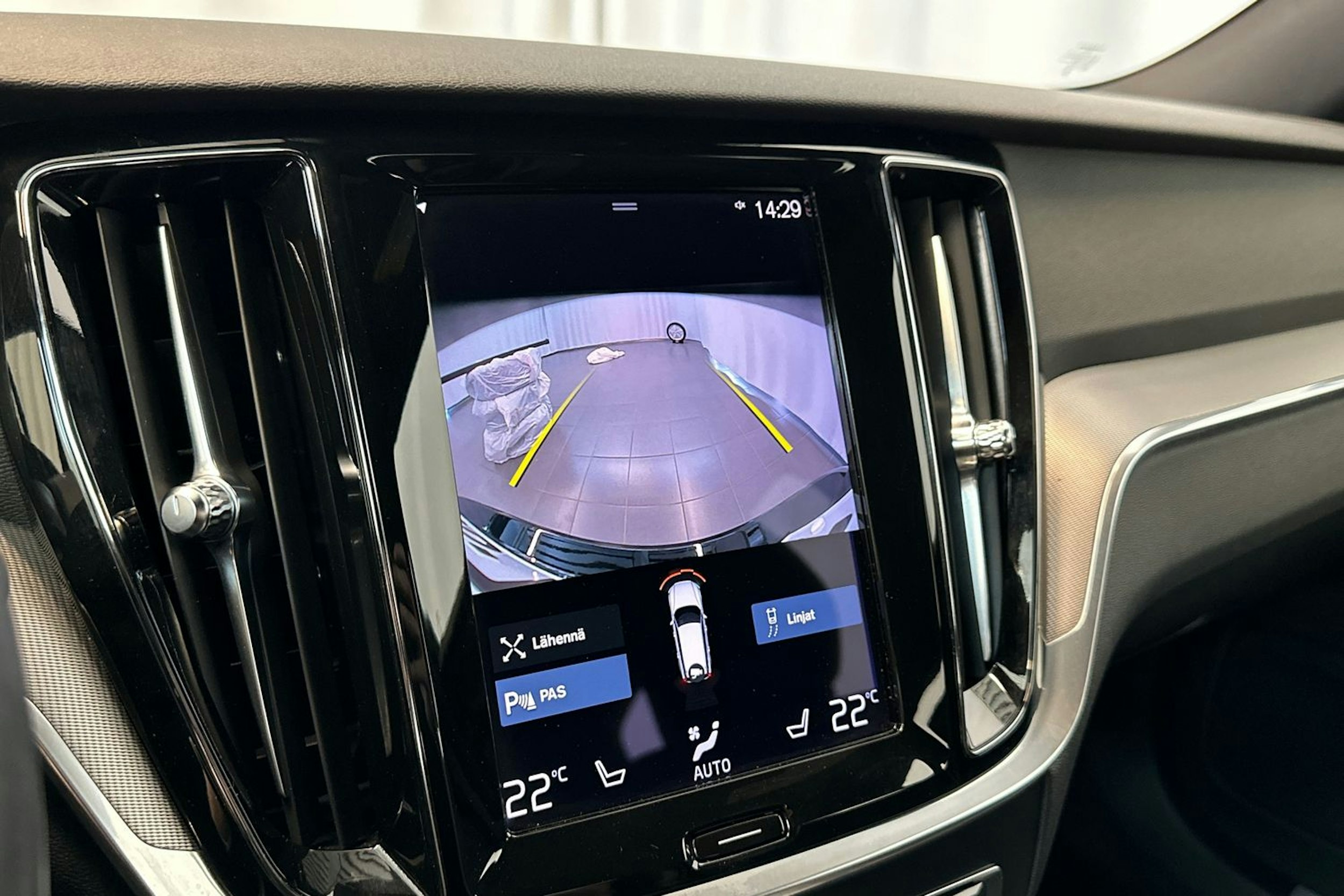 musta Volvo V60 2022 kuva 25.
