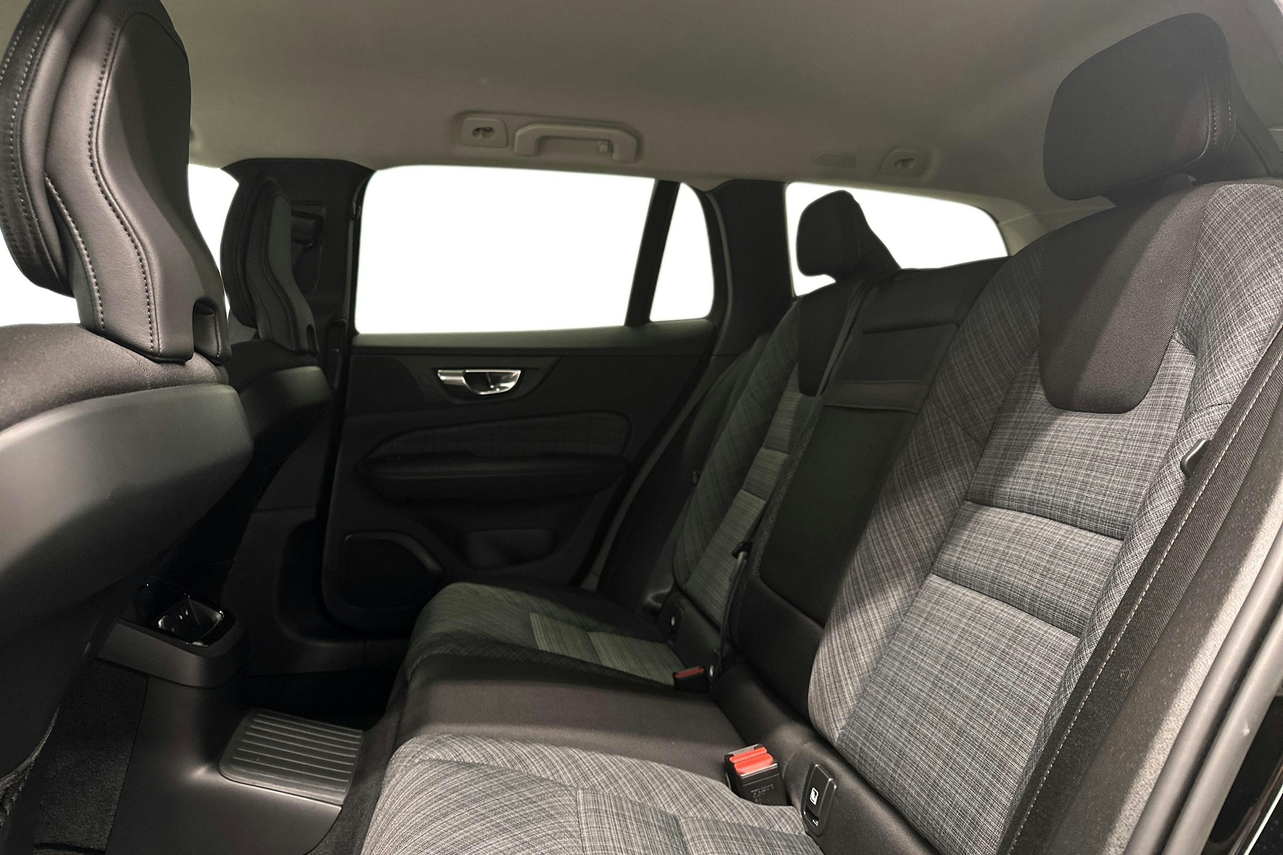 musta Volvo V60 2023 kuva 10.