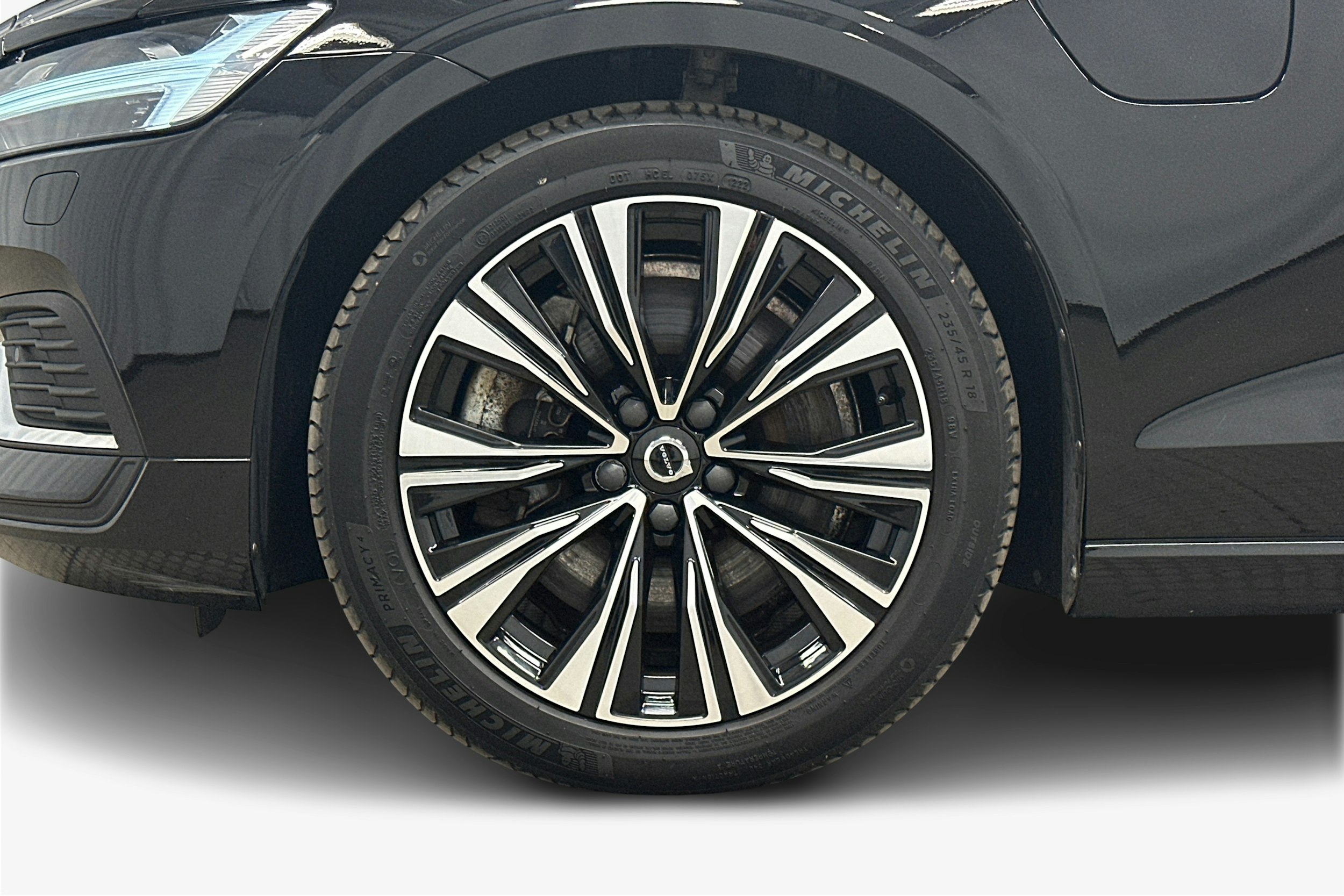 musta Volvo V60 2023 kuva 11.