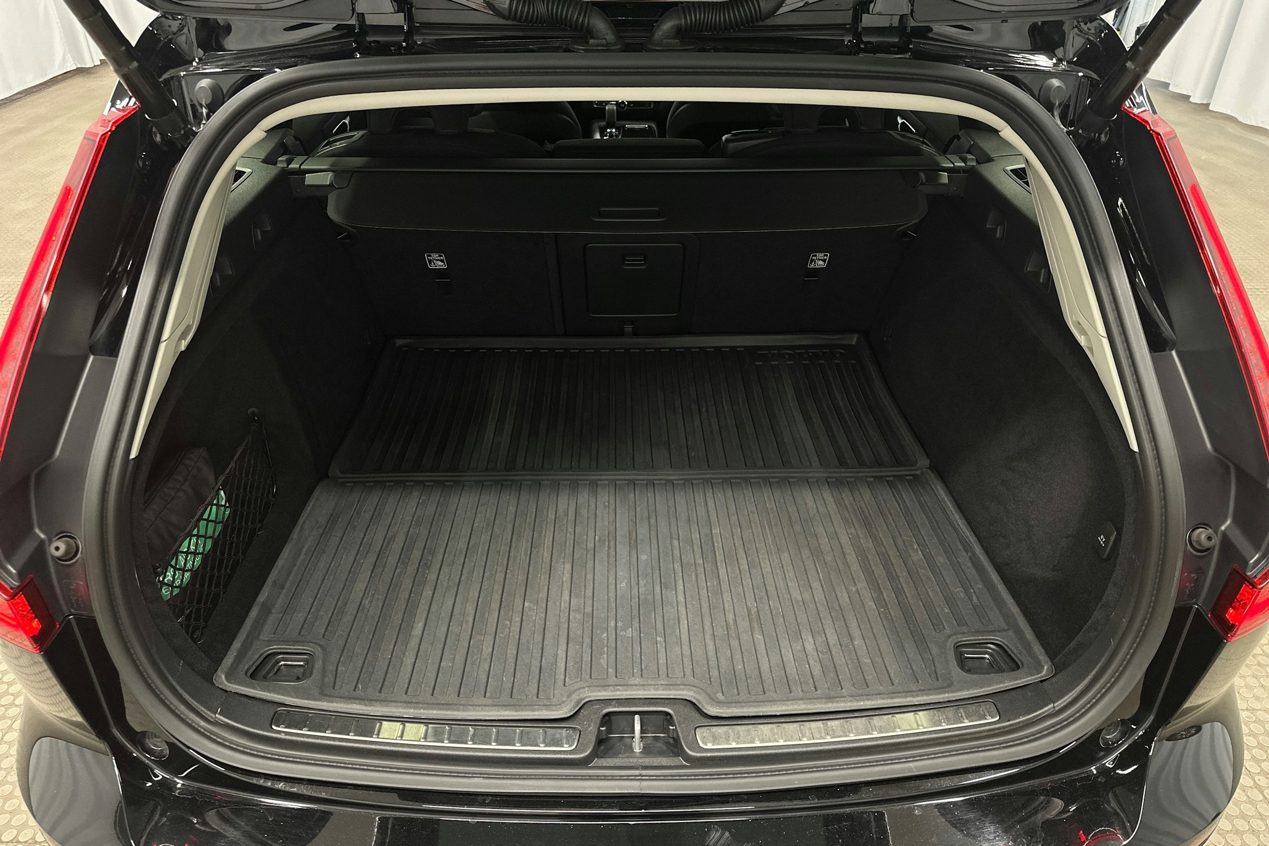musta Volvo V60 2023 kuva 14.